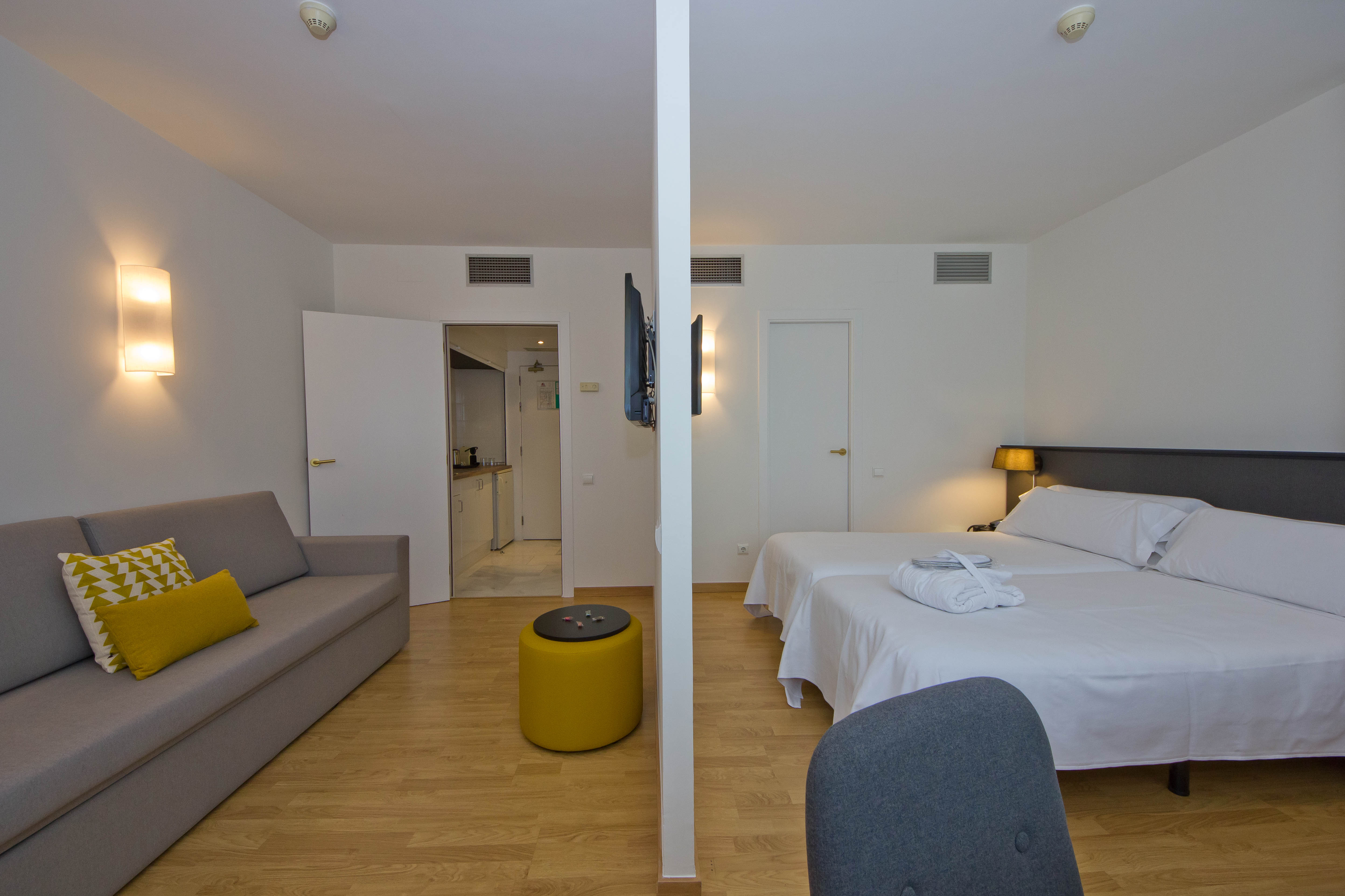 Family Room Capacity 6