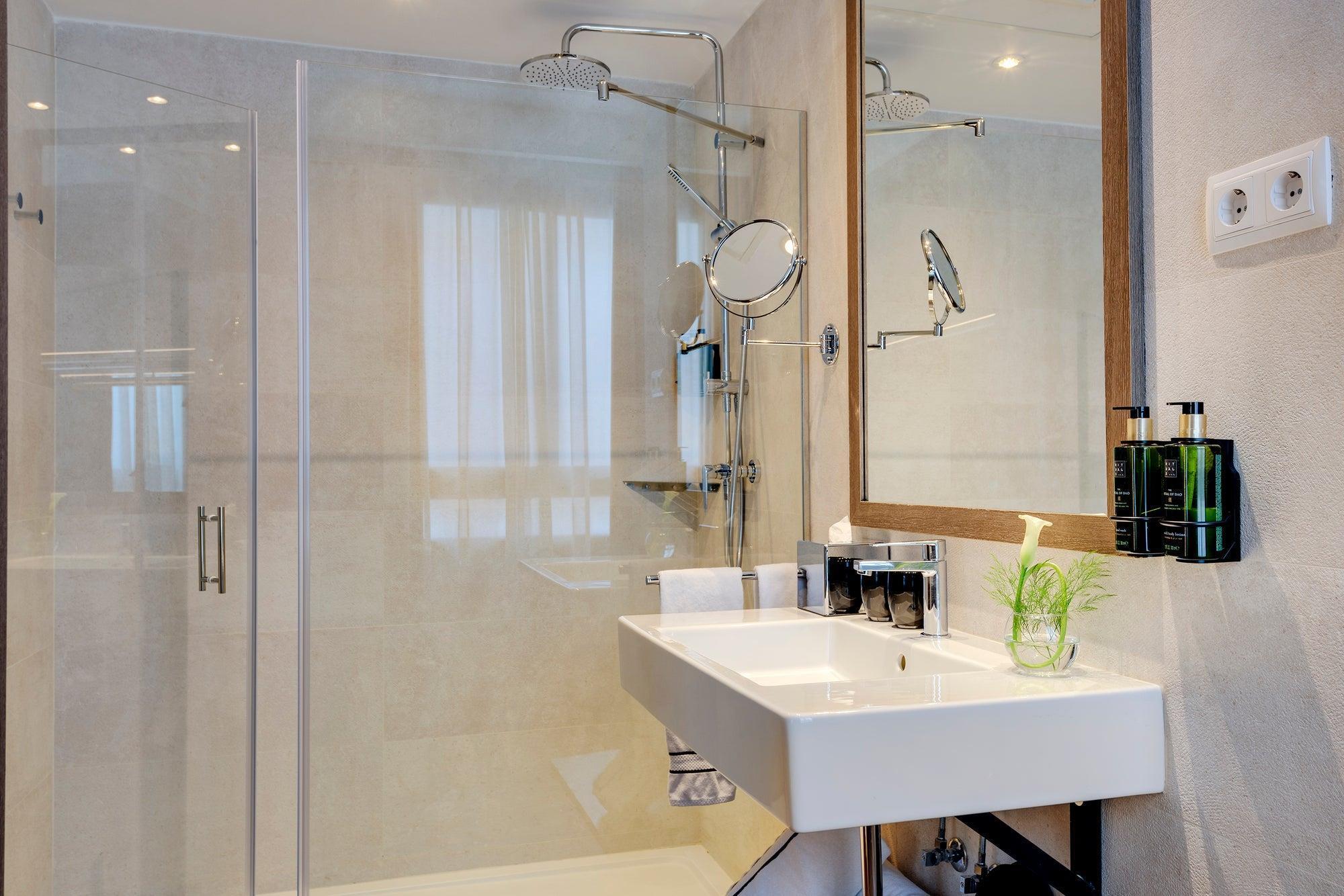 Room Connecting Room