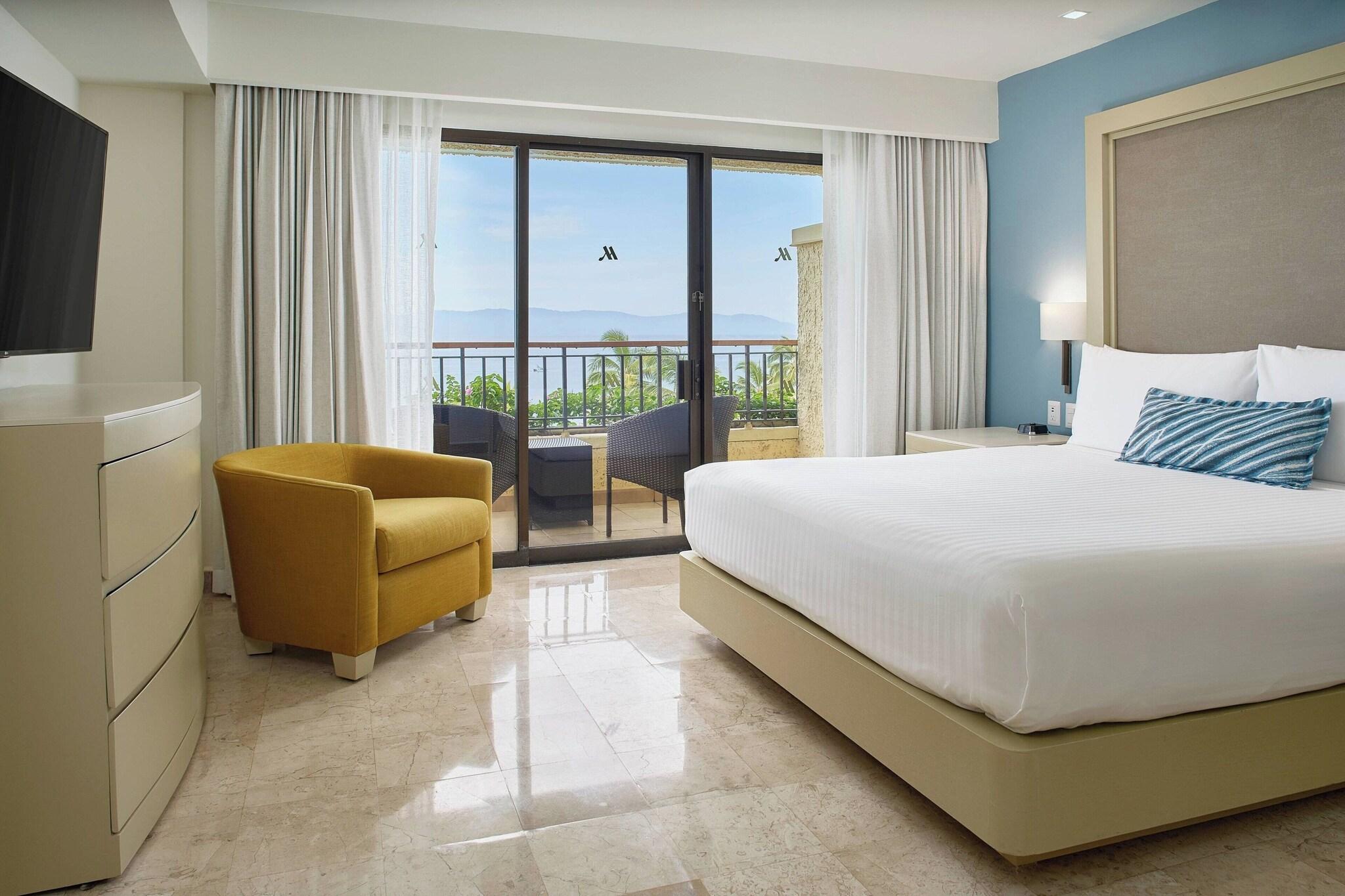 Junior Suite Ocean View King Bed
