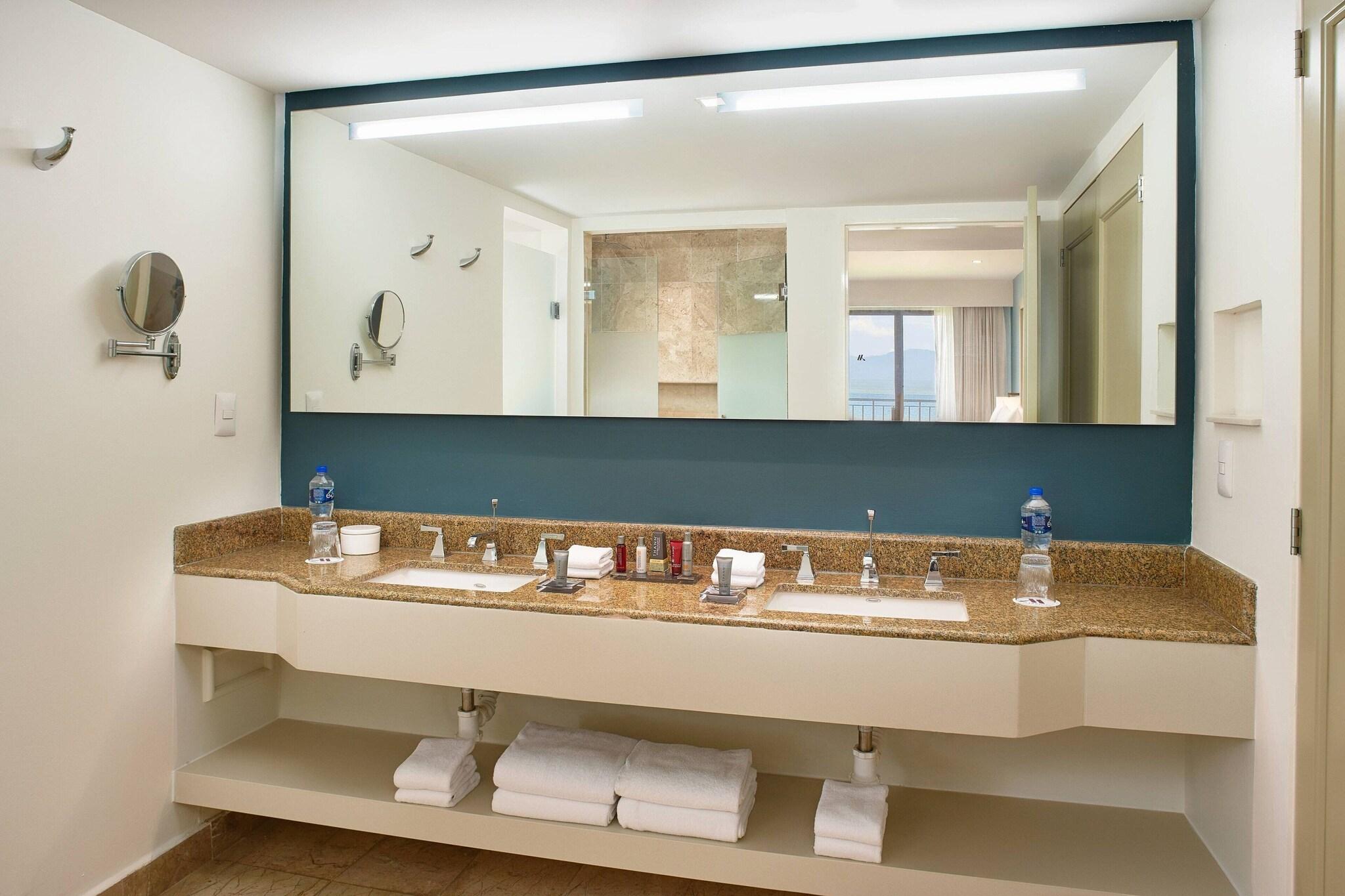 Suite Ocean Front King Bed