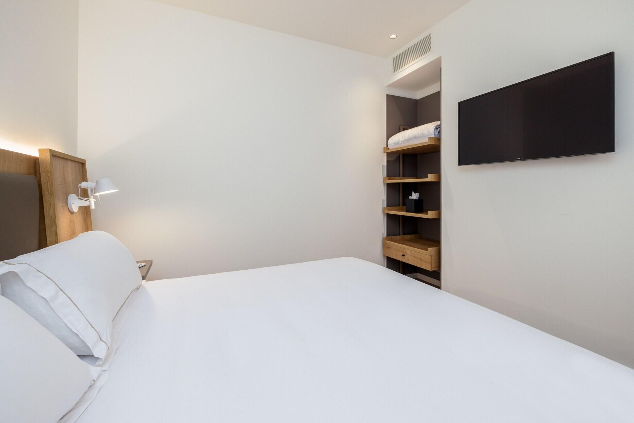 Junior Suite Queen Size Bed