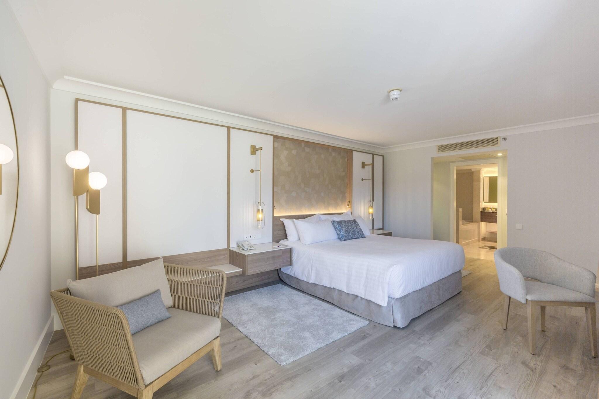 Suite with Balcony with Views