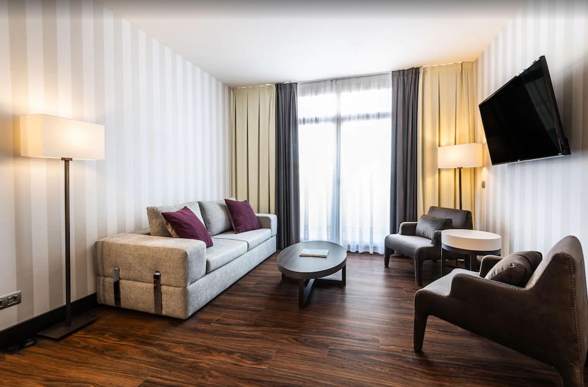 Junior Suite Deluxe Queen Bed