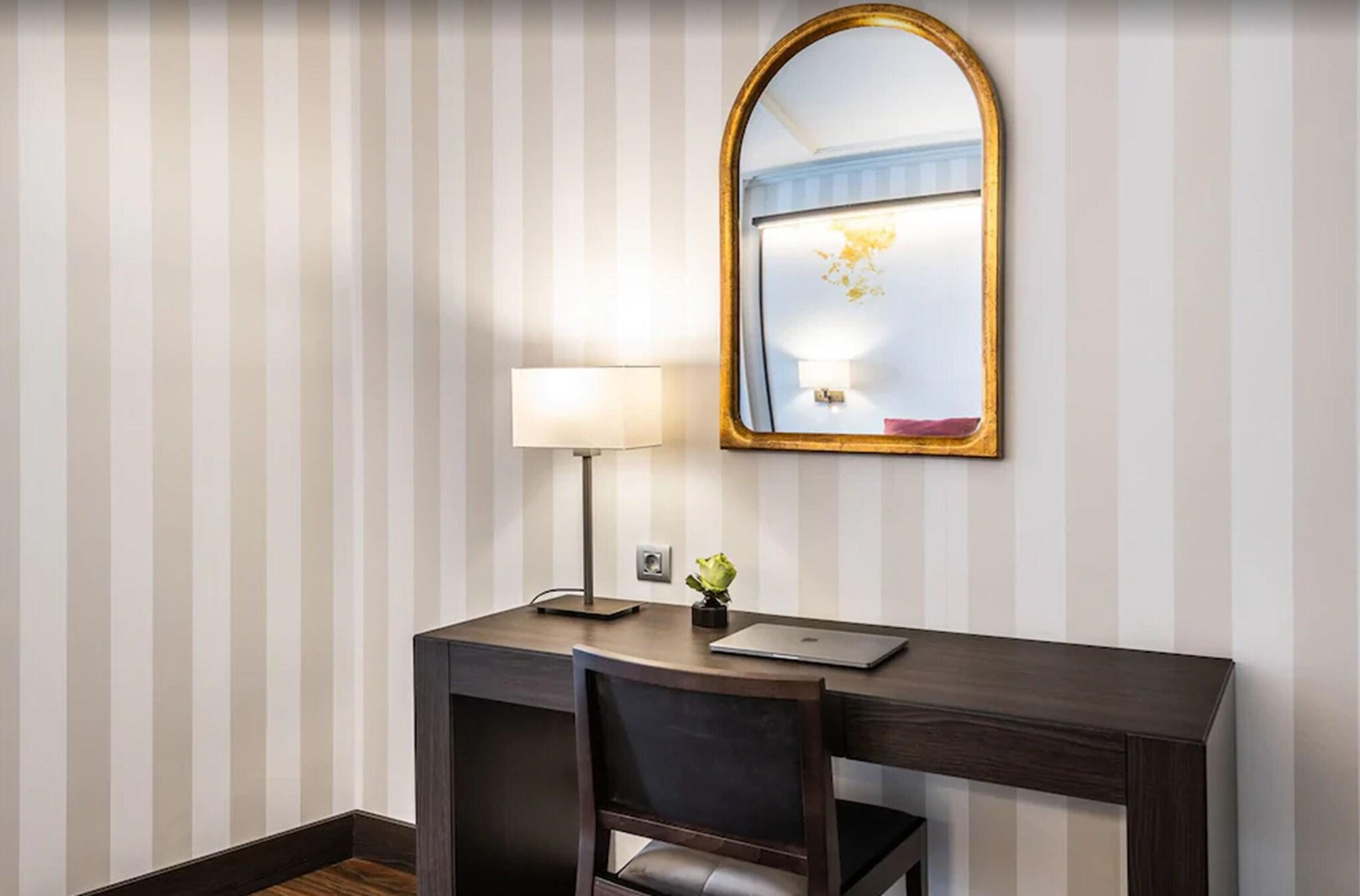 Junior Suite Deluxe Queen Bed