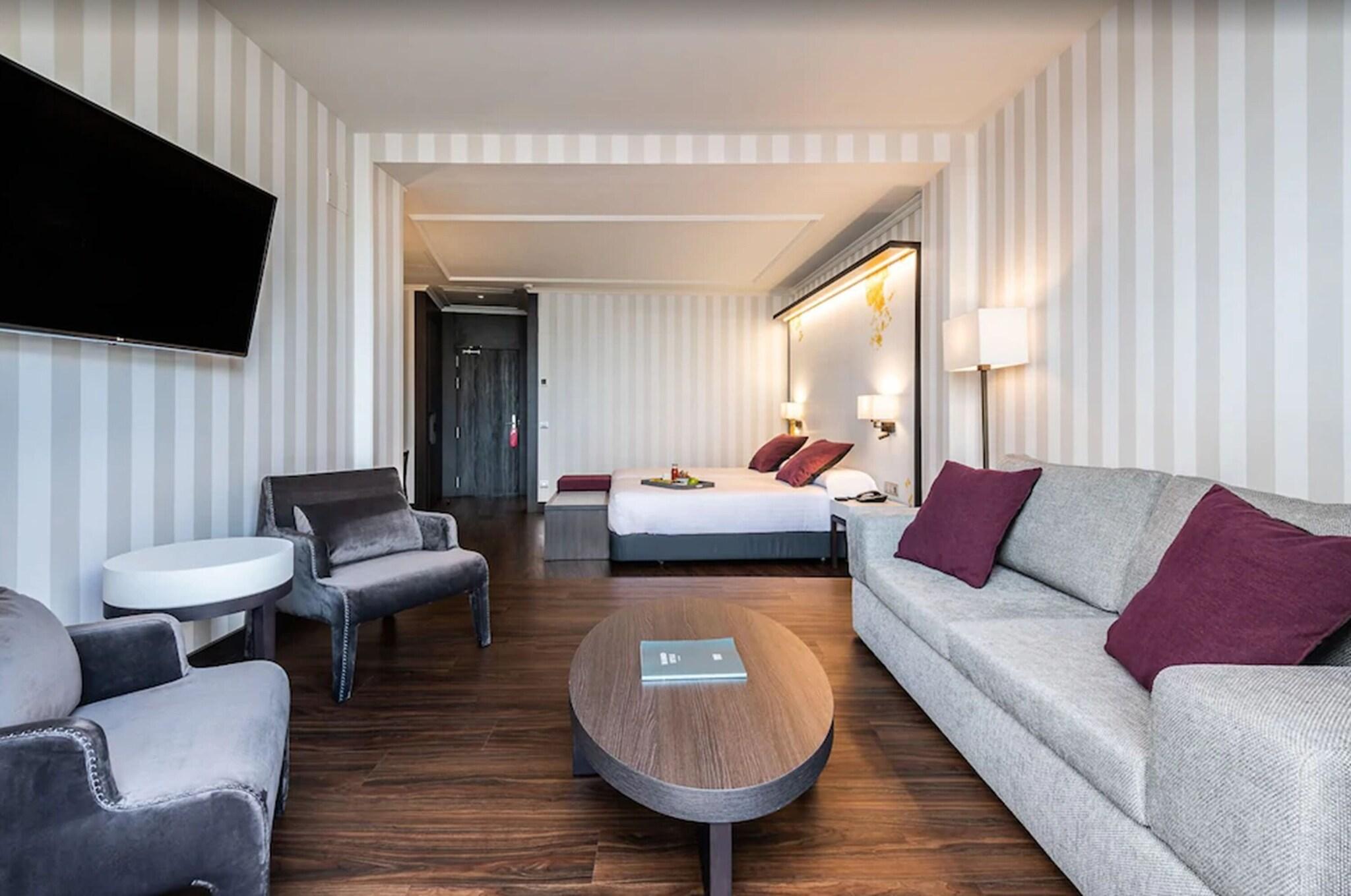 Junior Suite Deluxe Queen Bed