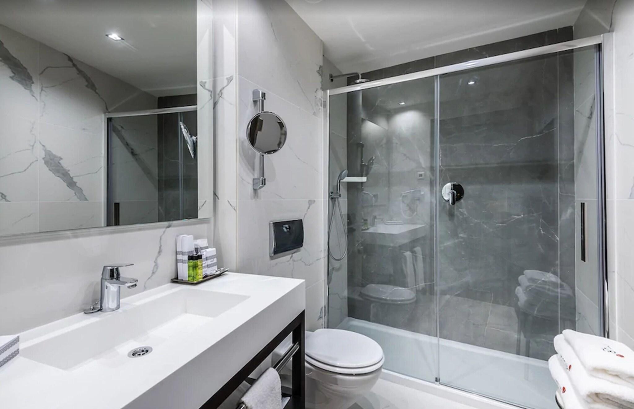 Junior Suite Deluxe Queen Bed