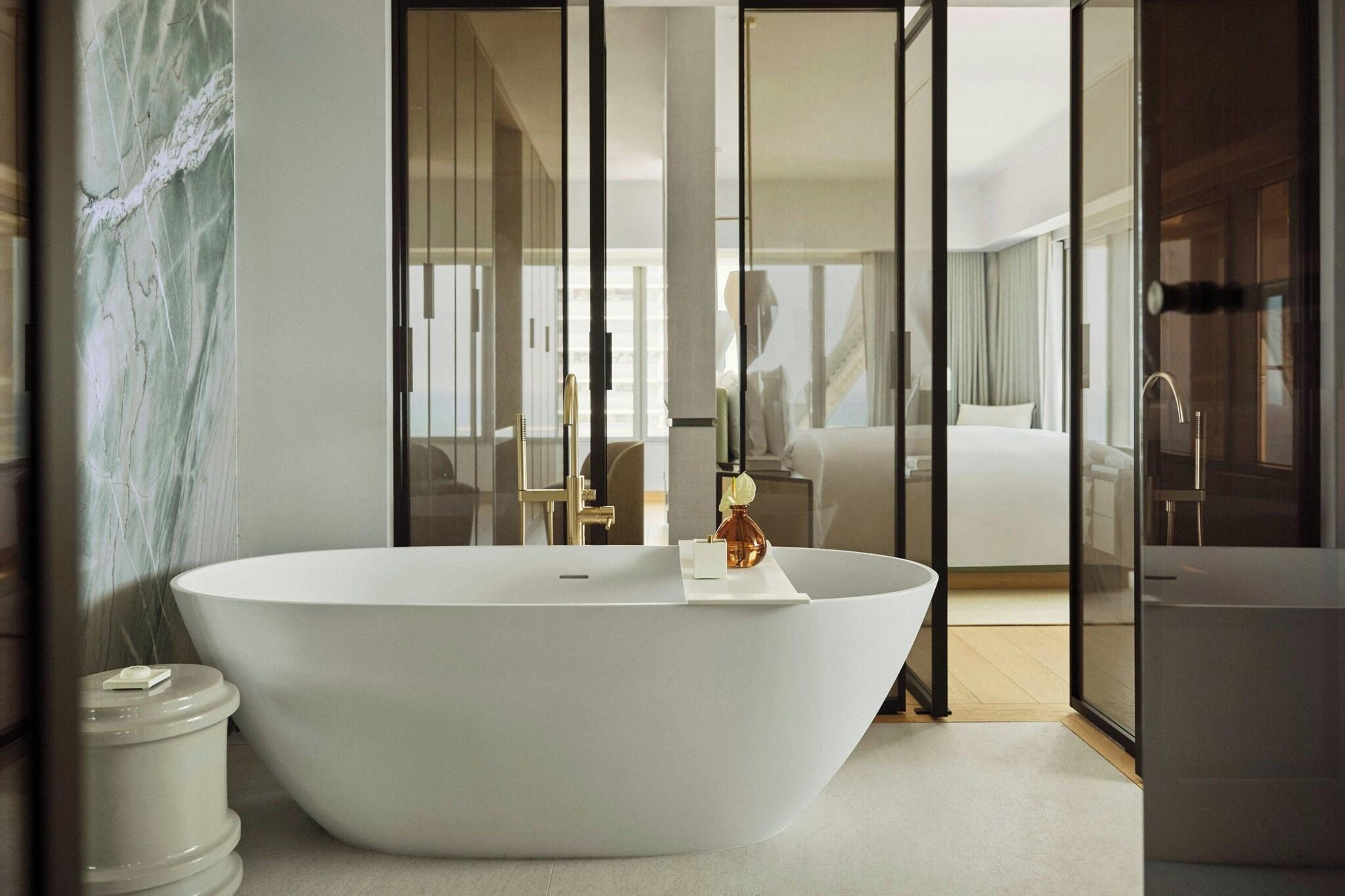 Suite City View King Bed