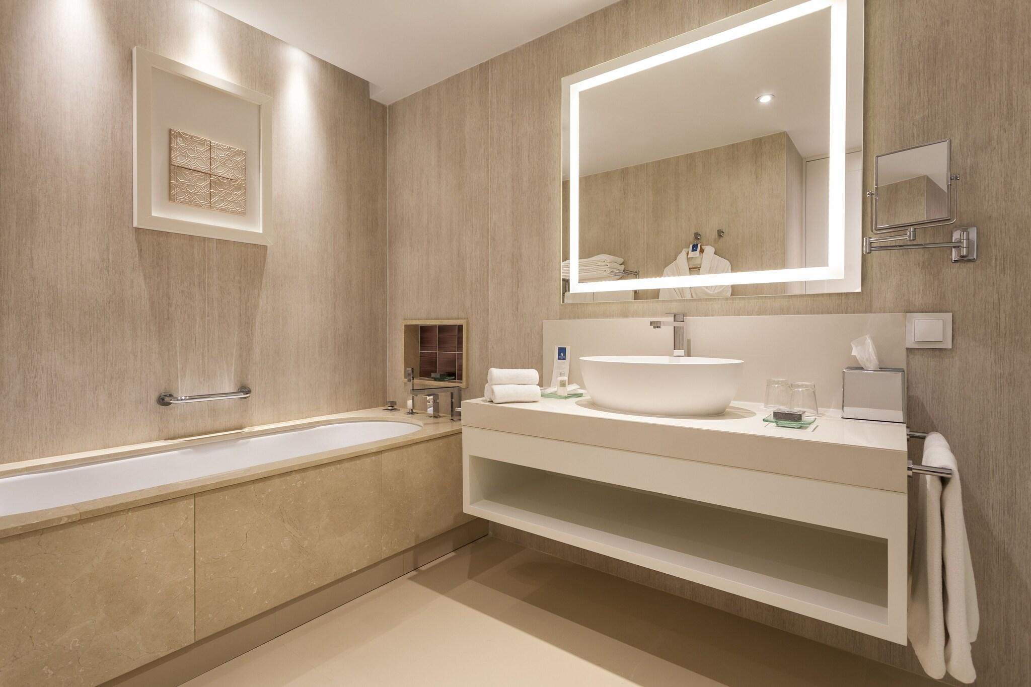 Junior Suite Queen Size Bed