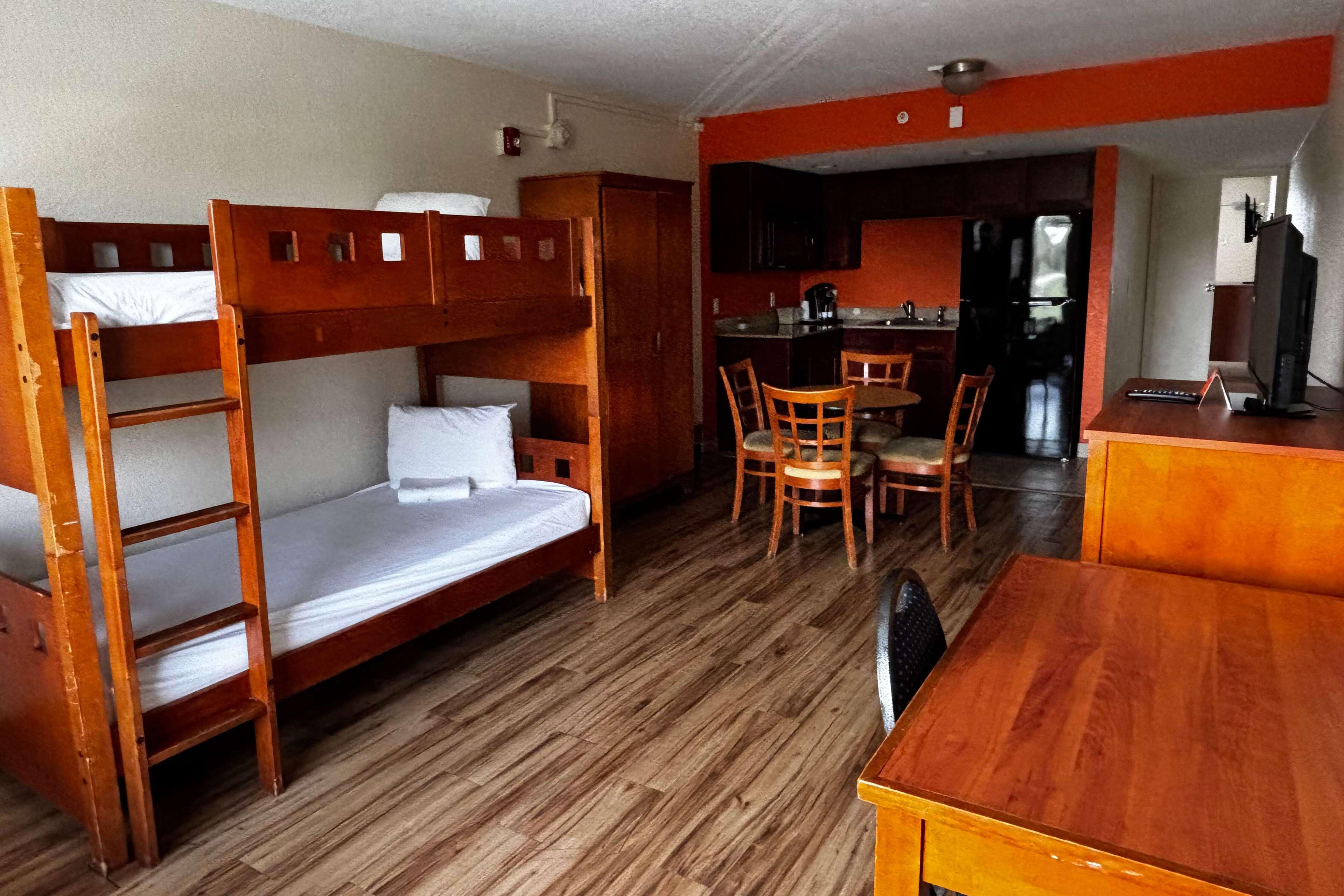 Suite Capacity 4