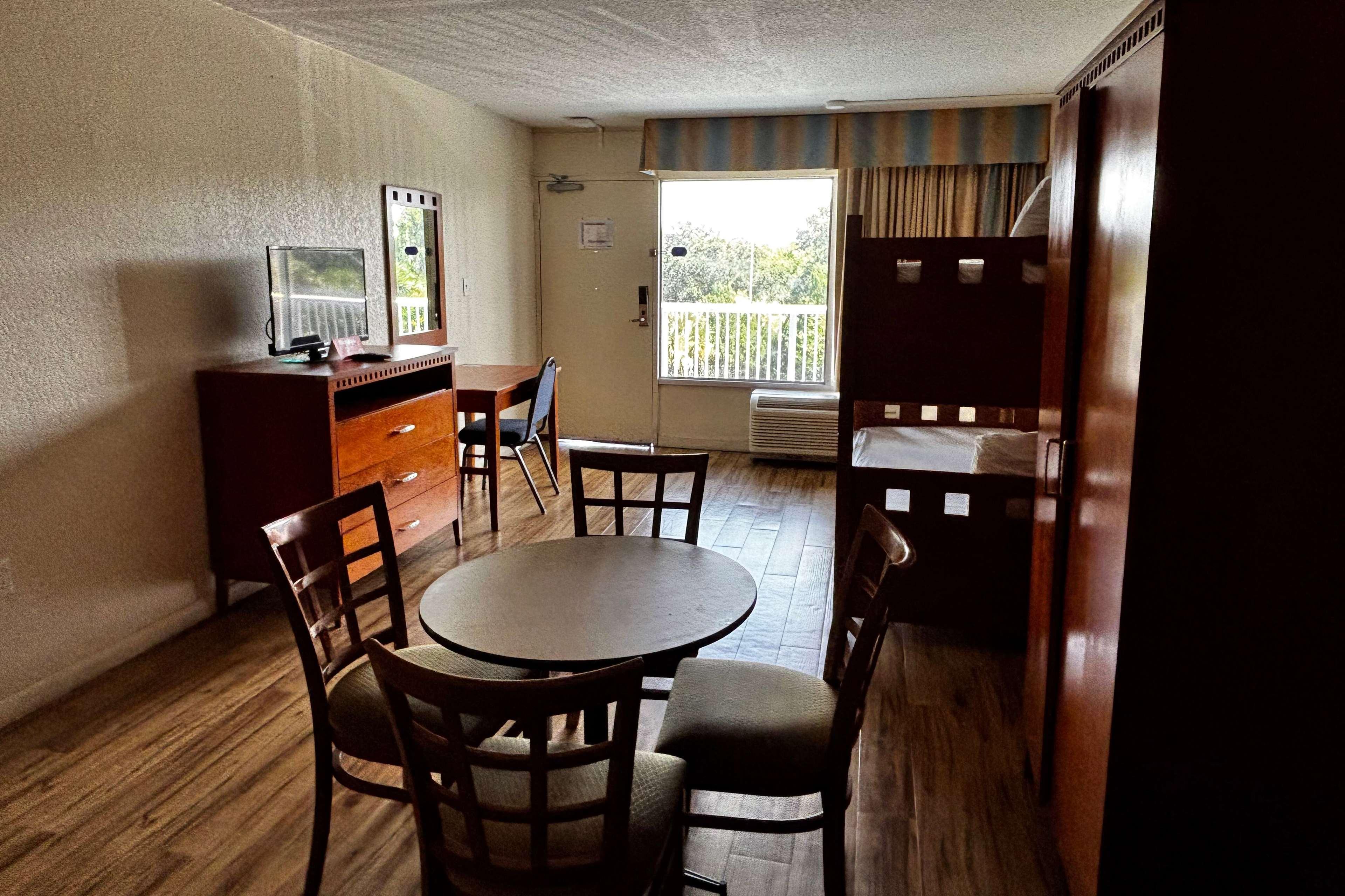 Suite Capacity 6