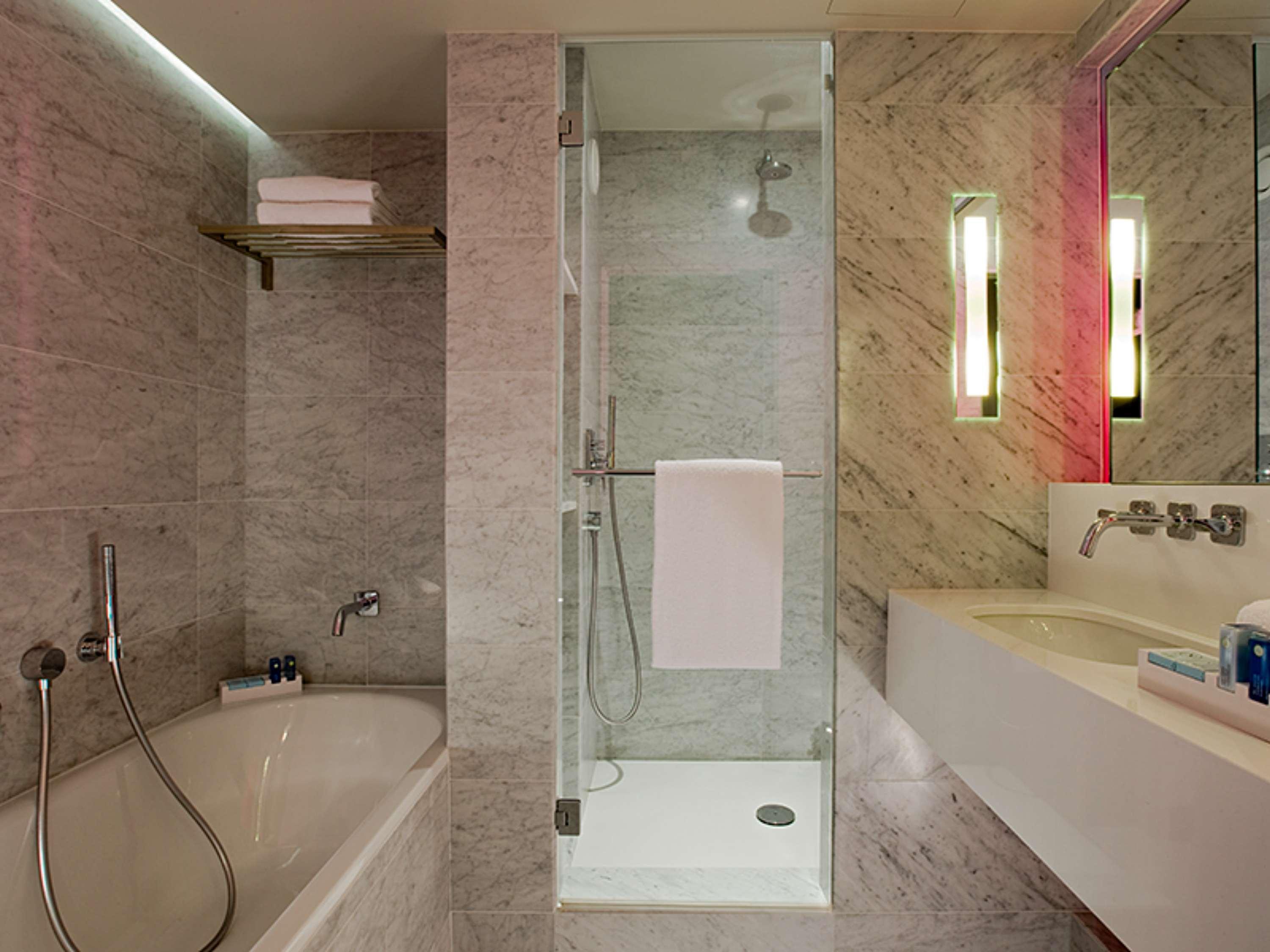 Junior Suite Queen Size Bed