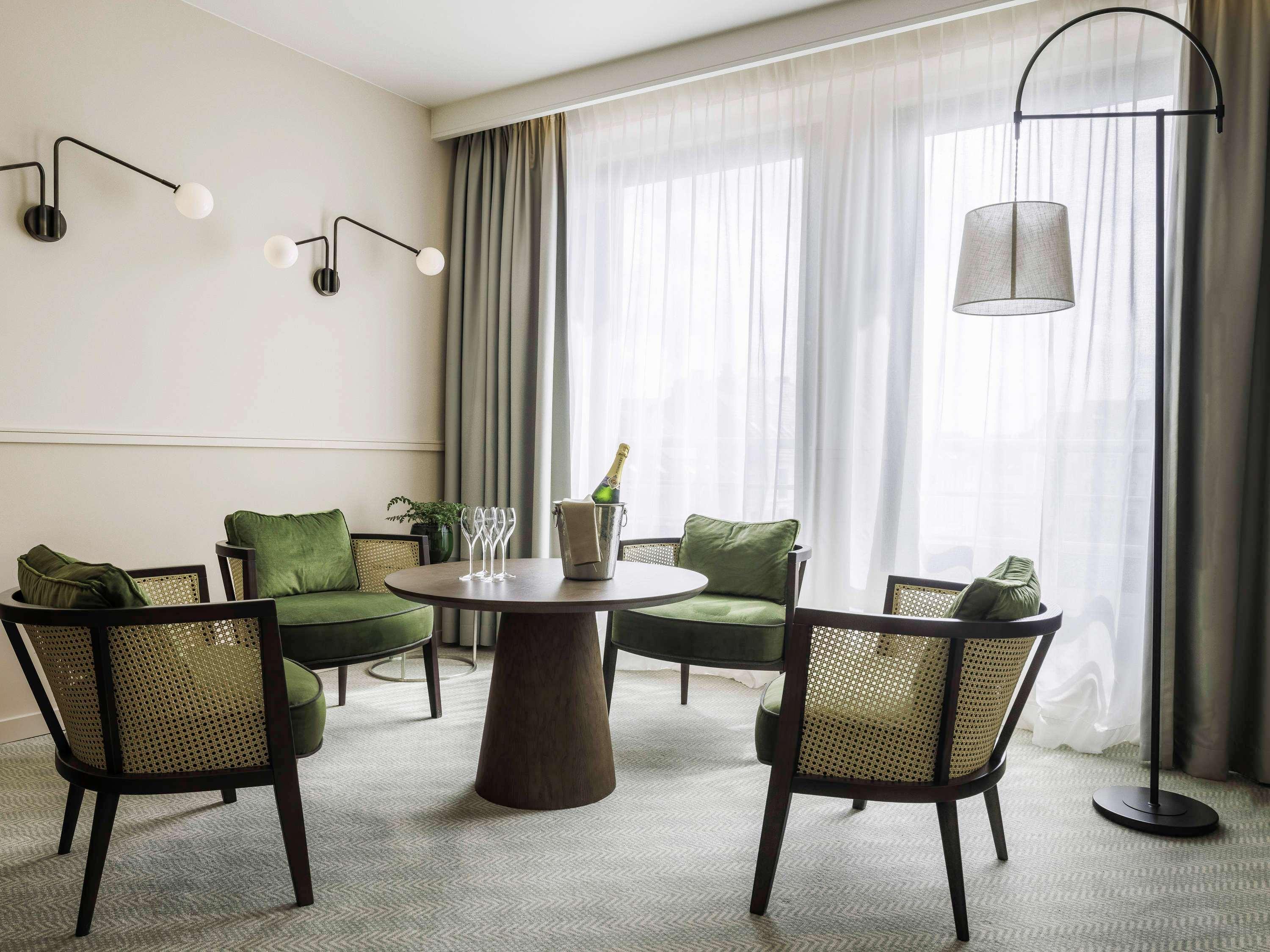 Junior Suite Queen Size Bed