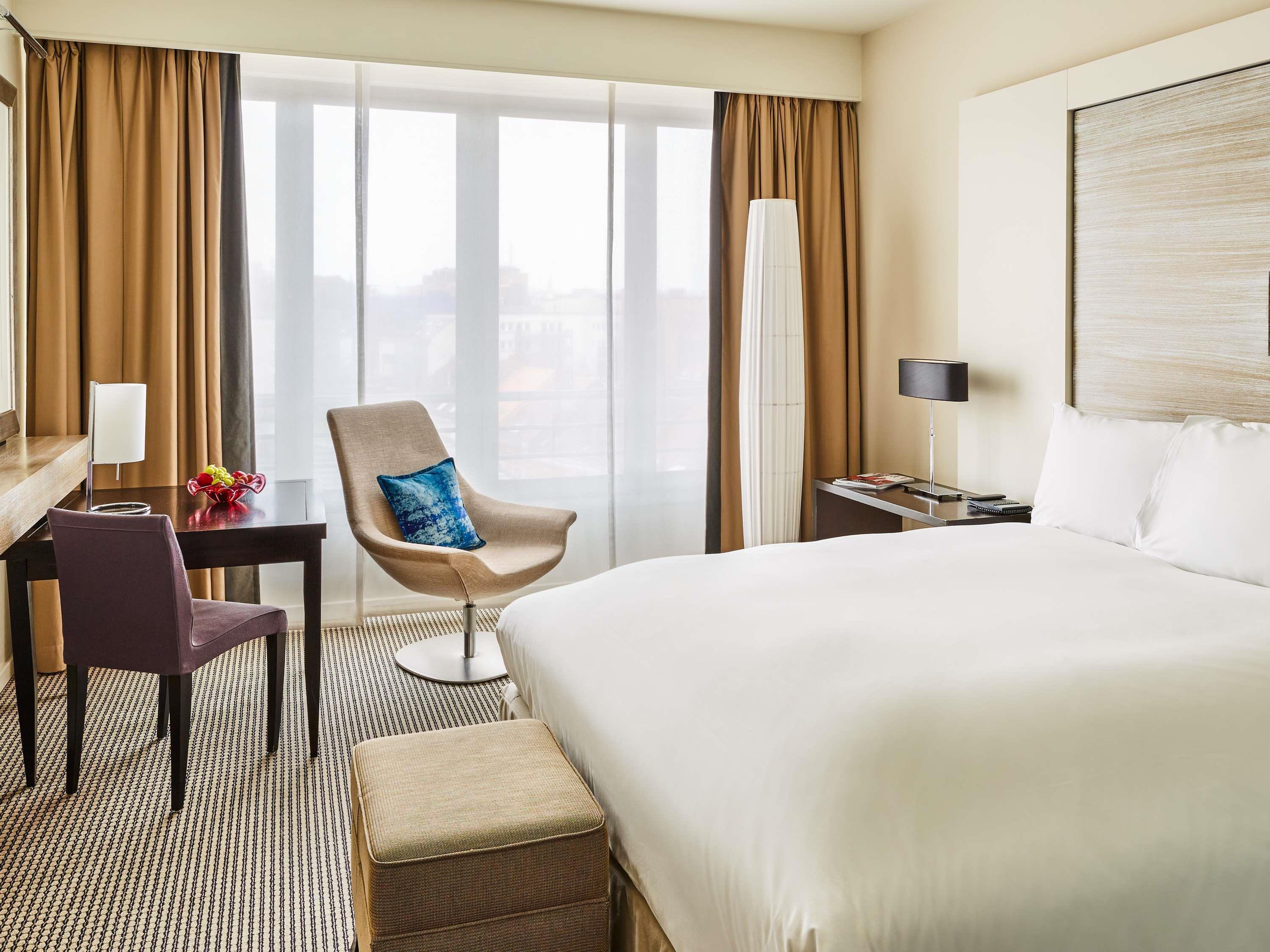 Double Classic Queen Bed