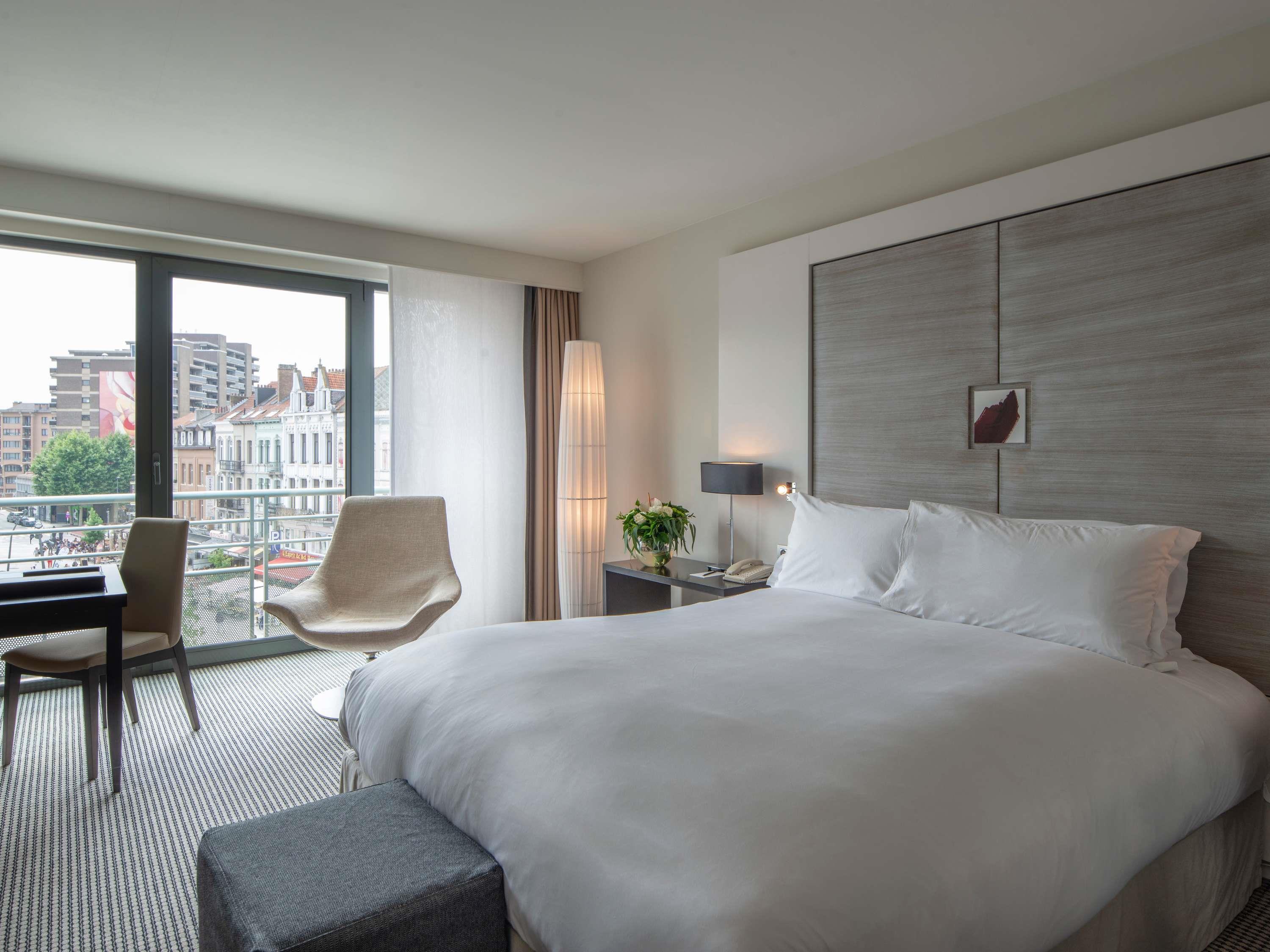 Double Classic Queen Bed