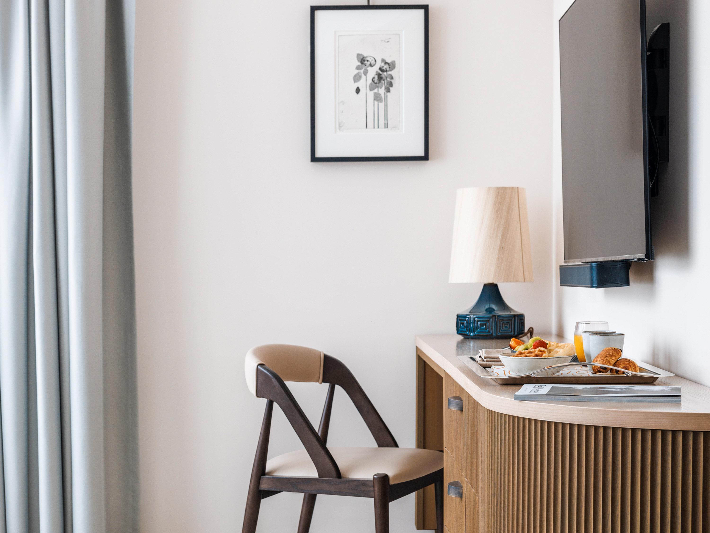 Junior Suite Queen Size Bed