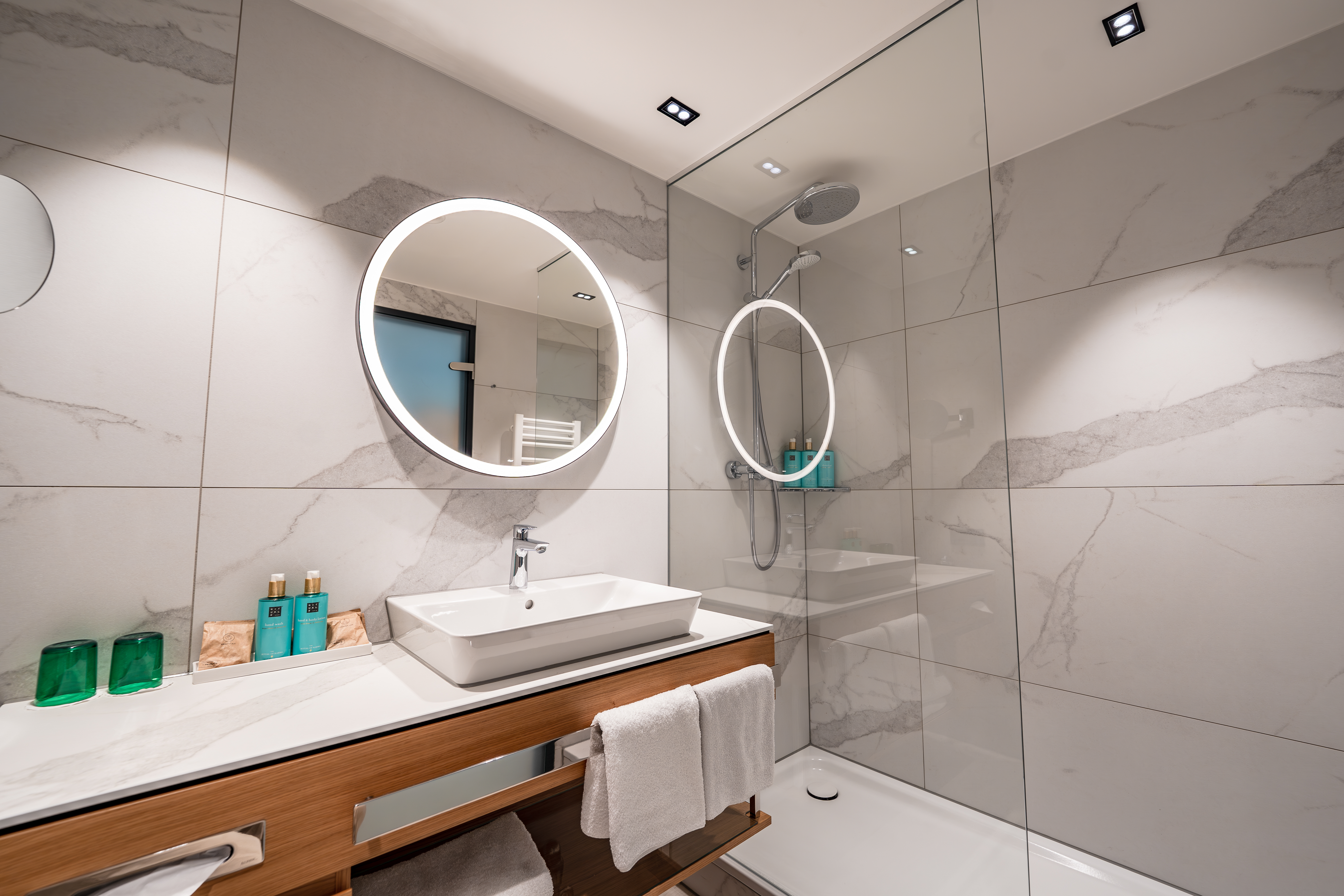 Double Executive Queen Bed