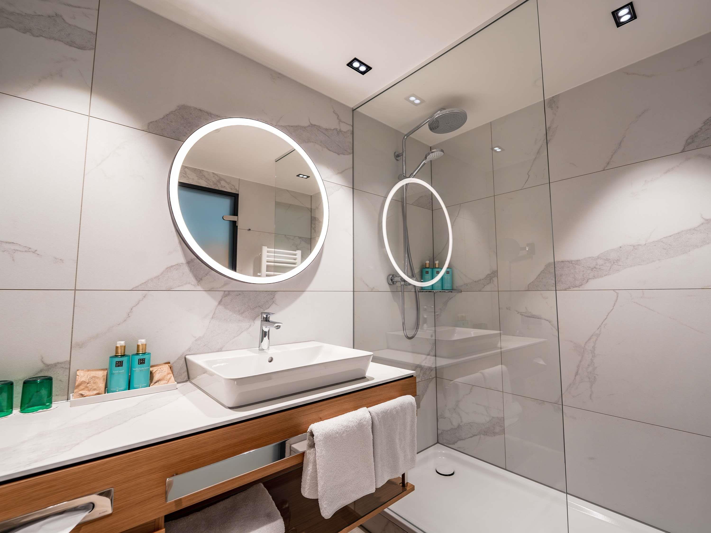 Double Executive Queen Bed