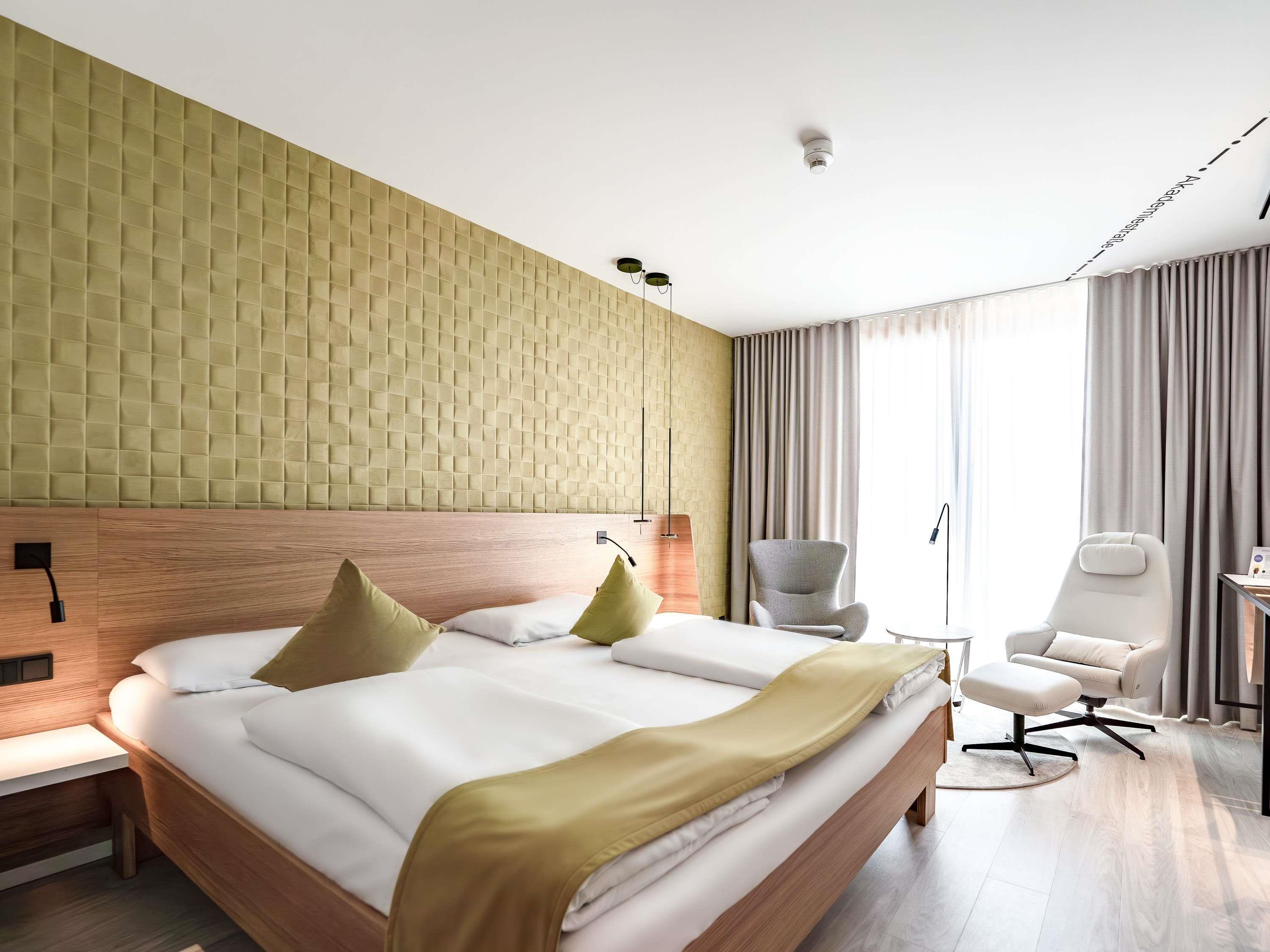 Double Executive Queen Bed