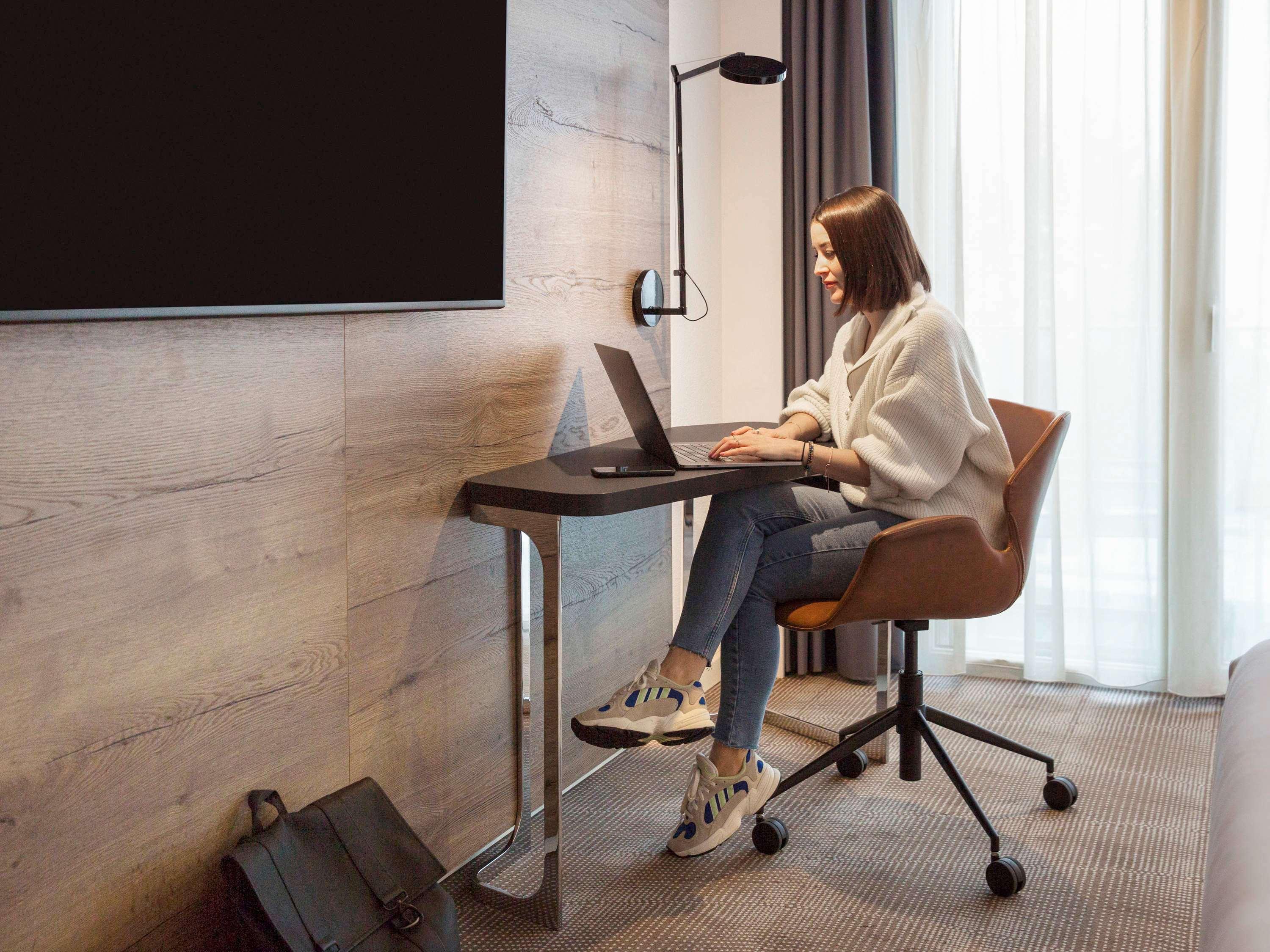 Double Executive Queen Bed