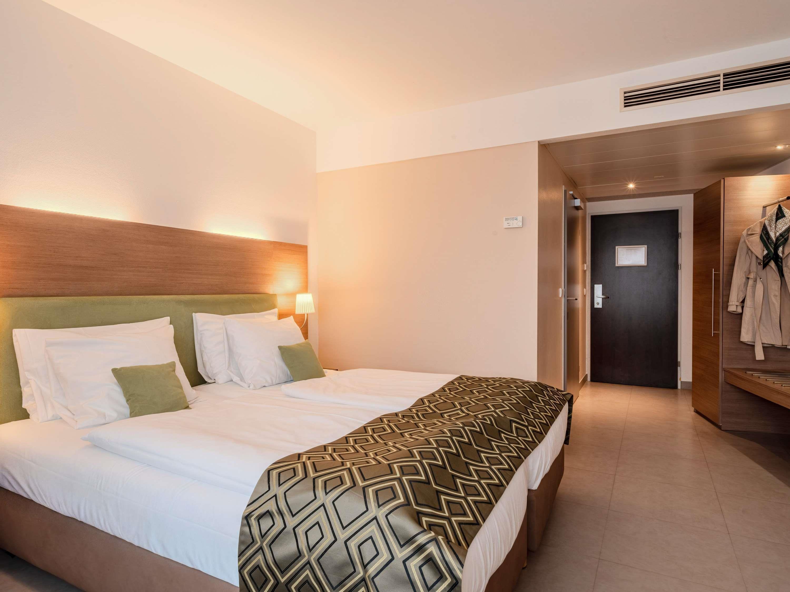 Double or Twin with Double Bed