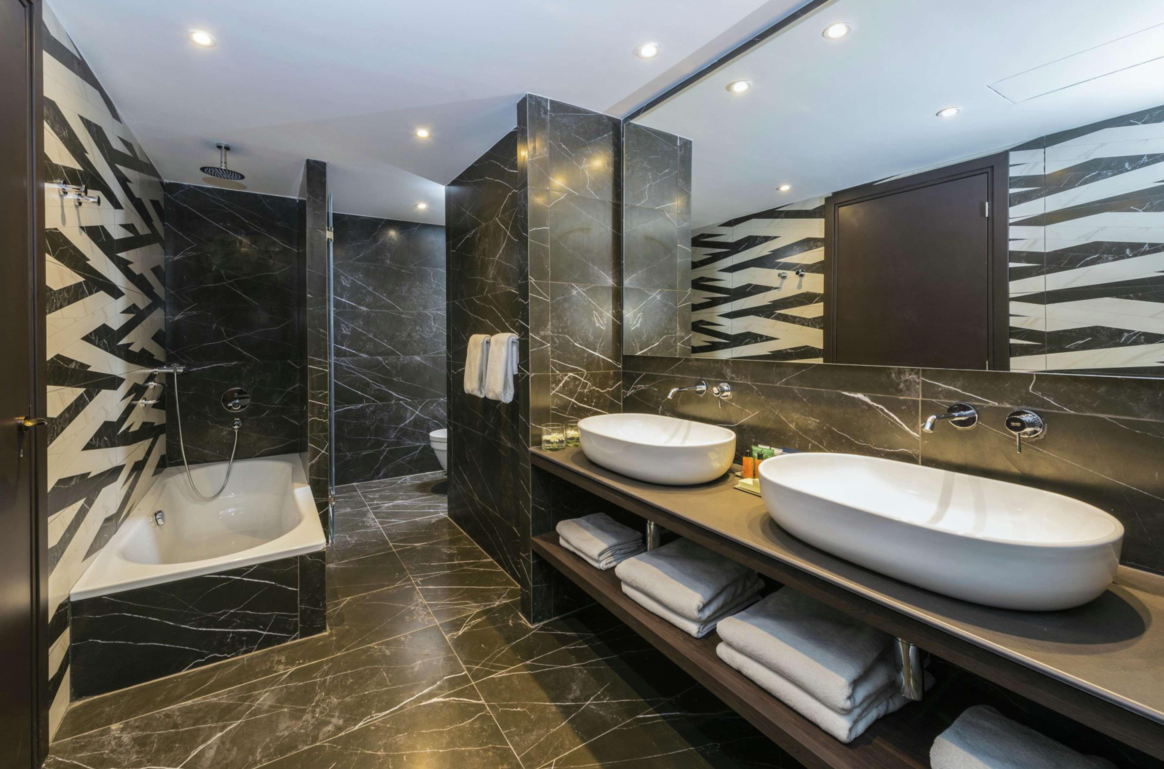 Junior Suite Pool View King Bed