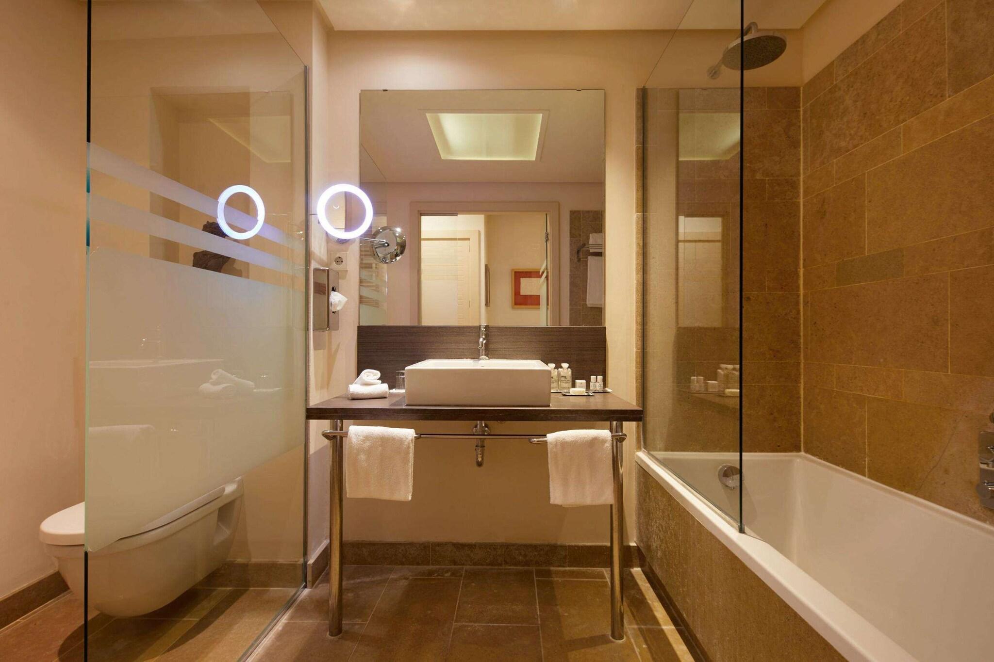 Junior Suite Queen Size Bed