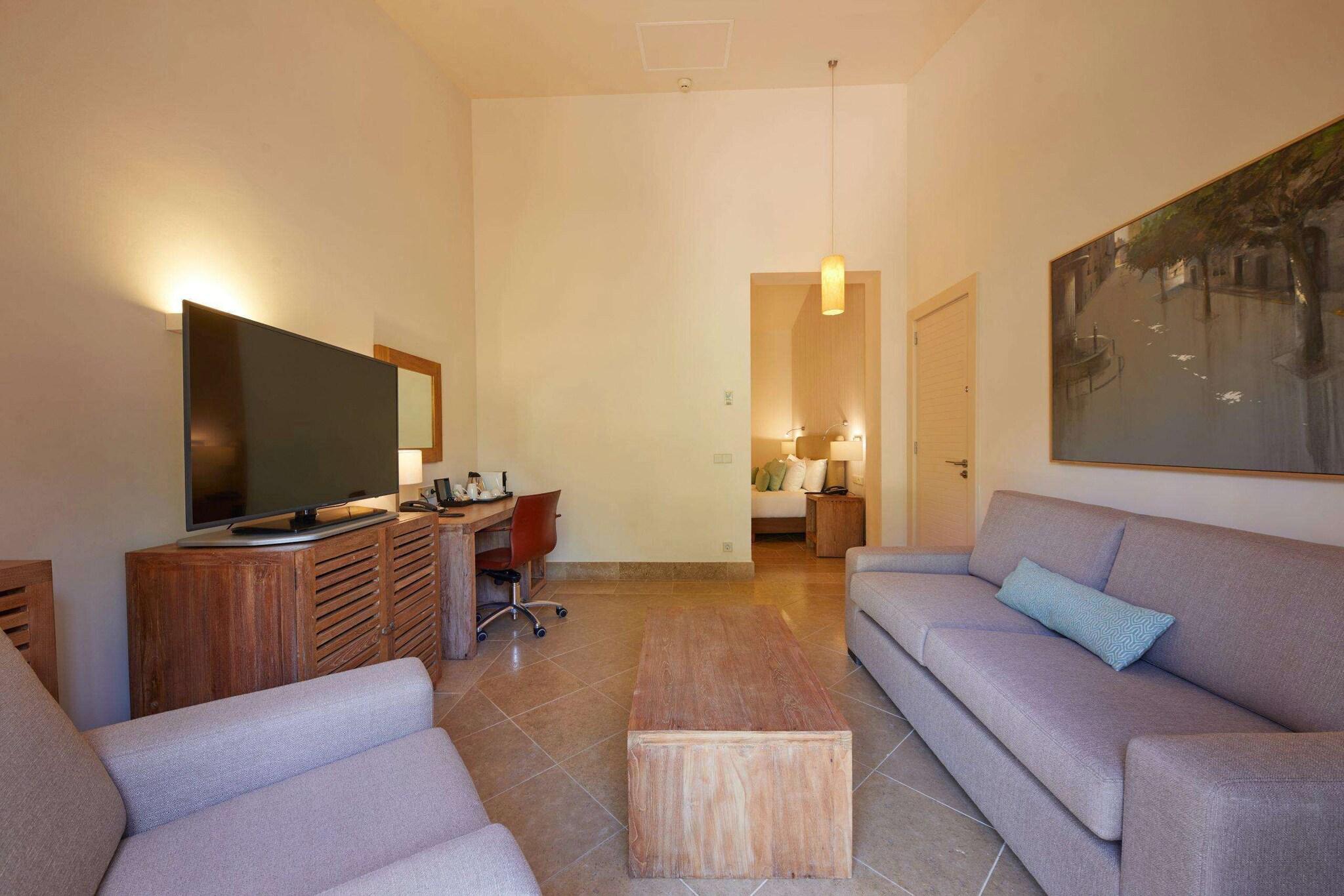 Junior Suite Queen Size Bed