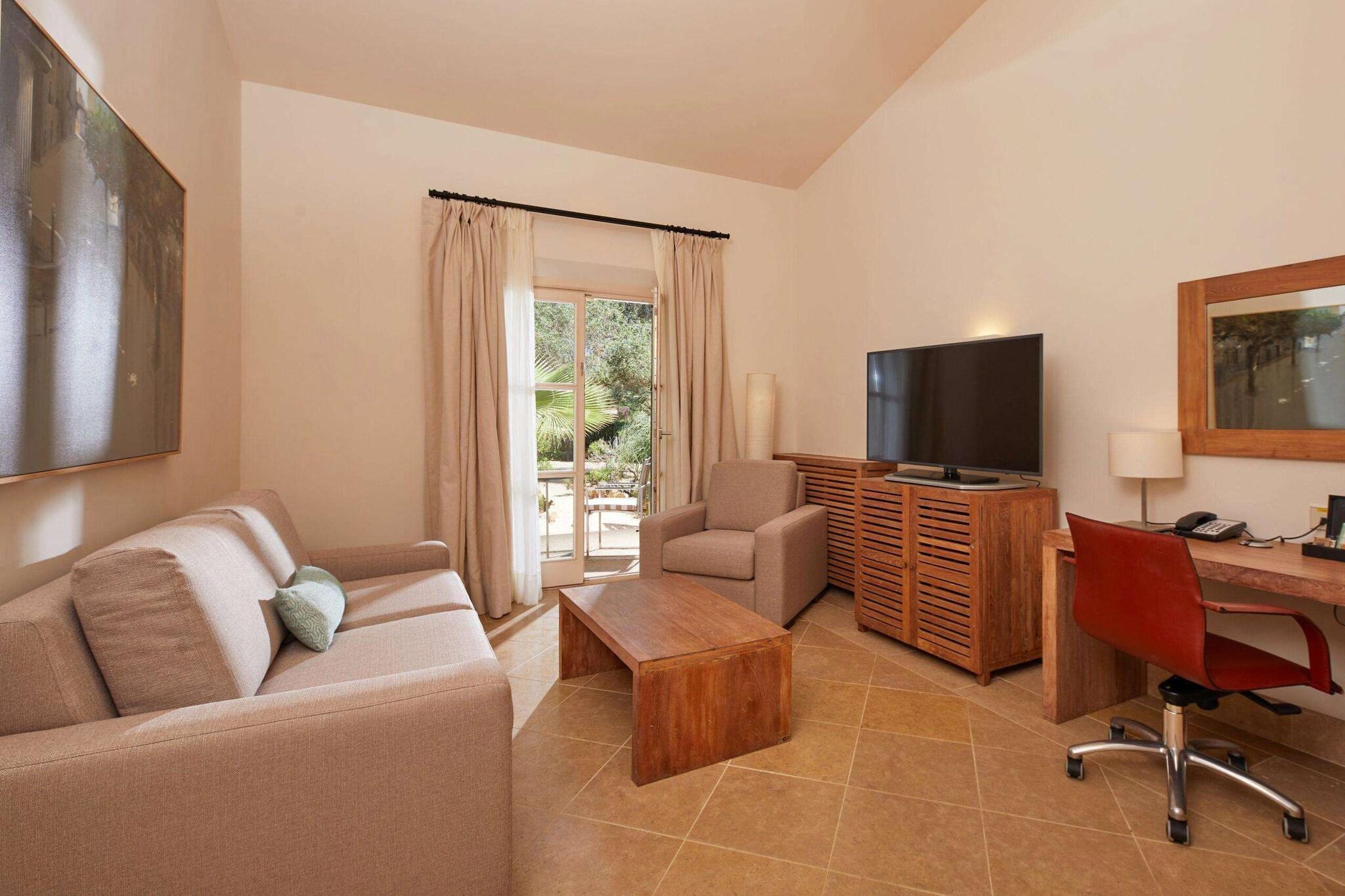 Junior Suite Queen Size Bed