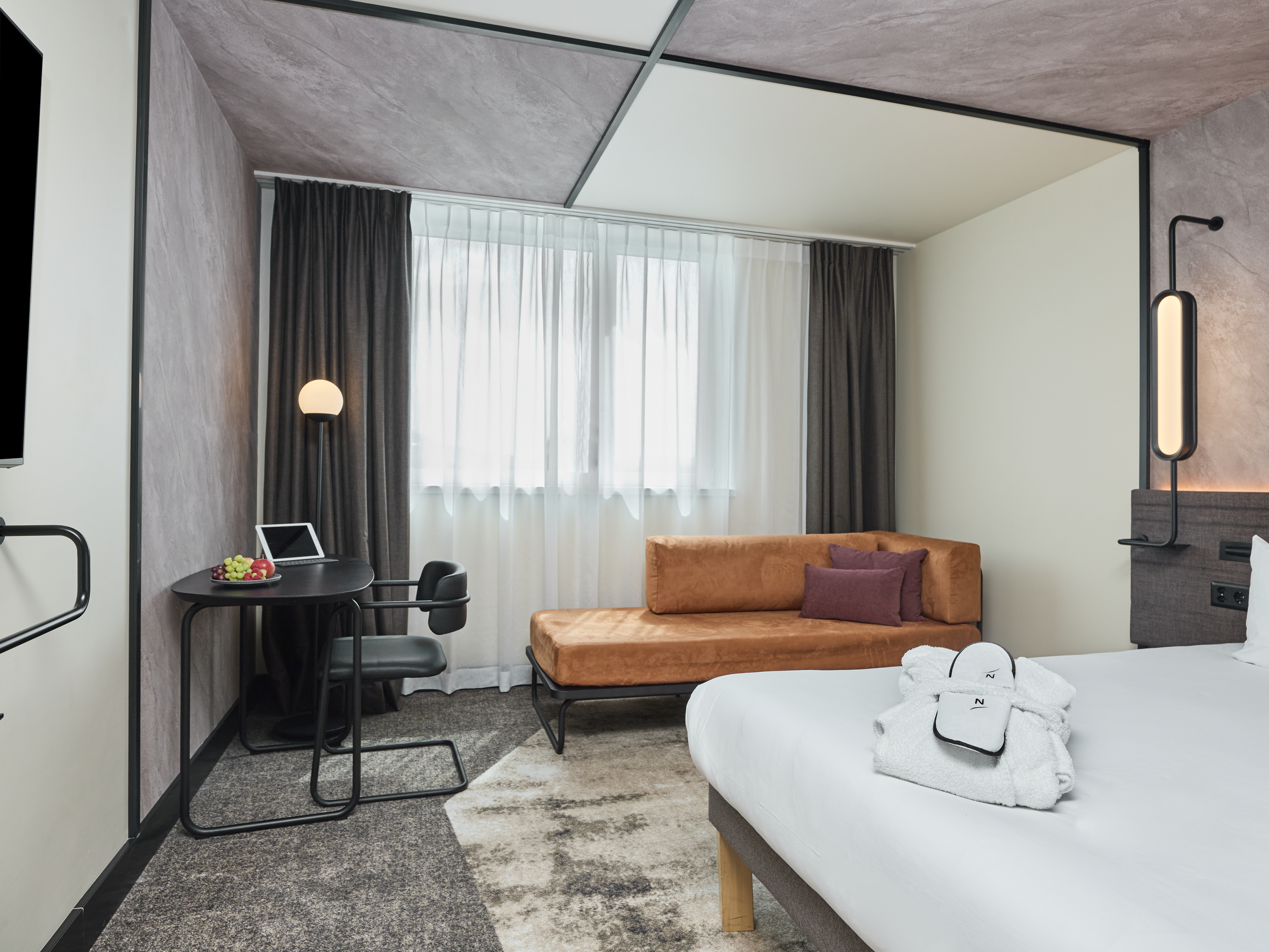 Double Executive Queen Bed