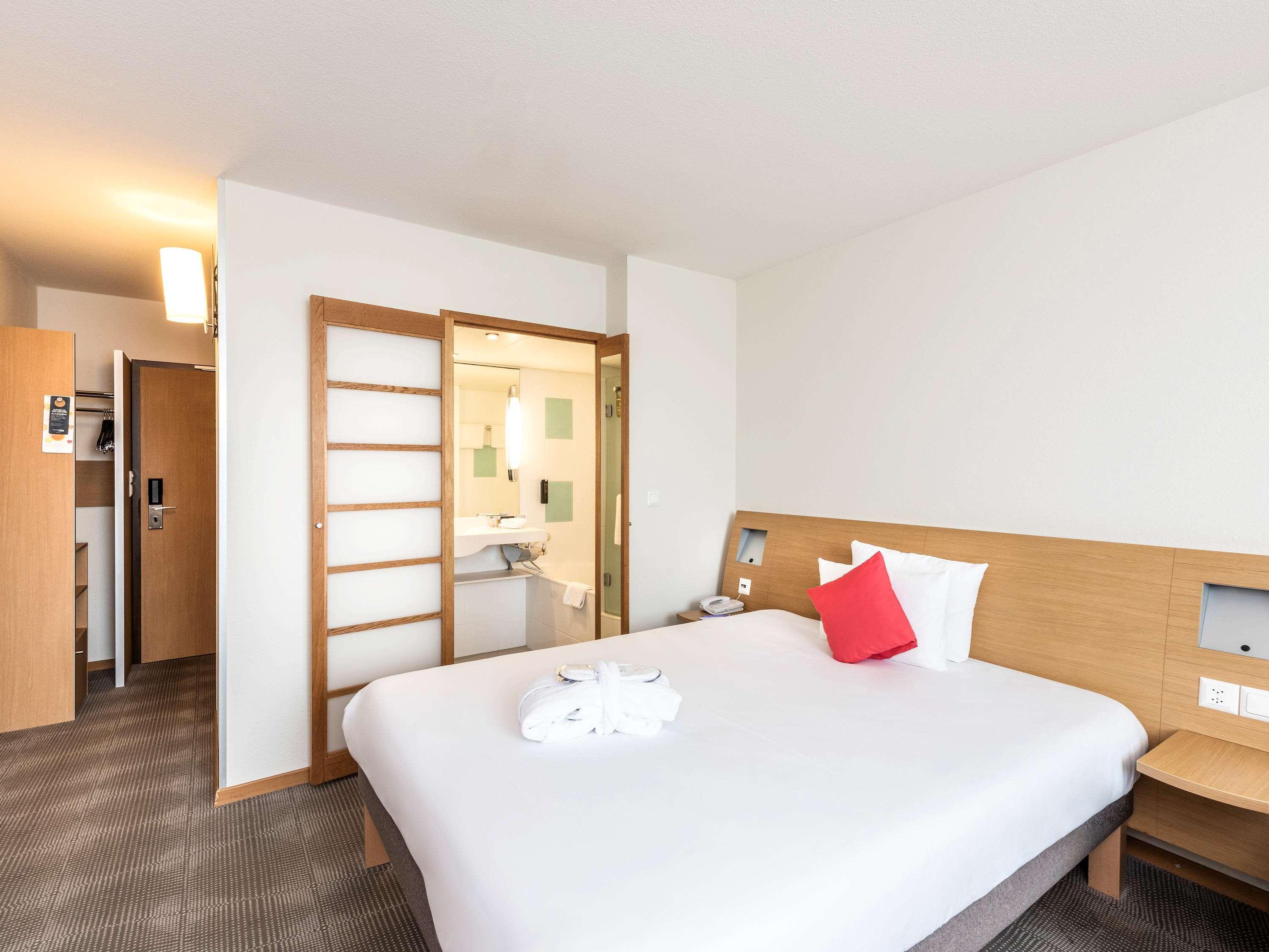 Double Executive Queen Bed