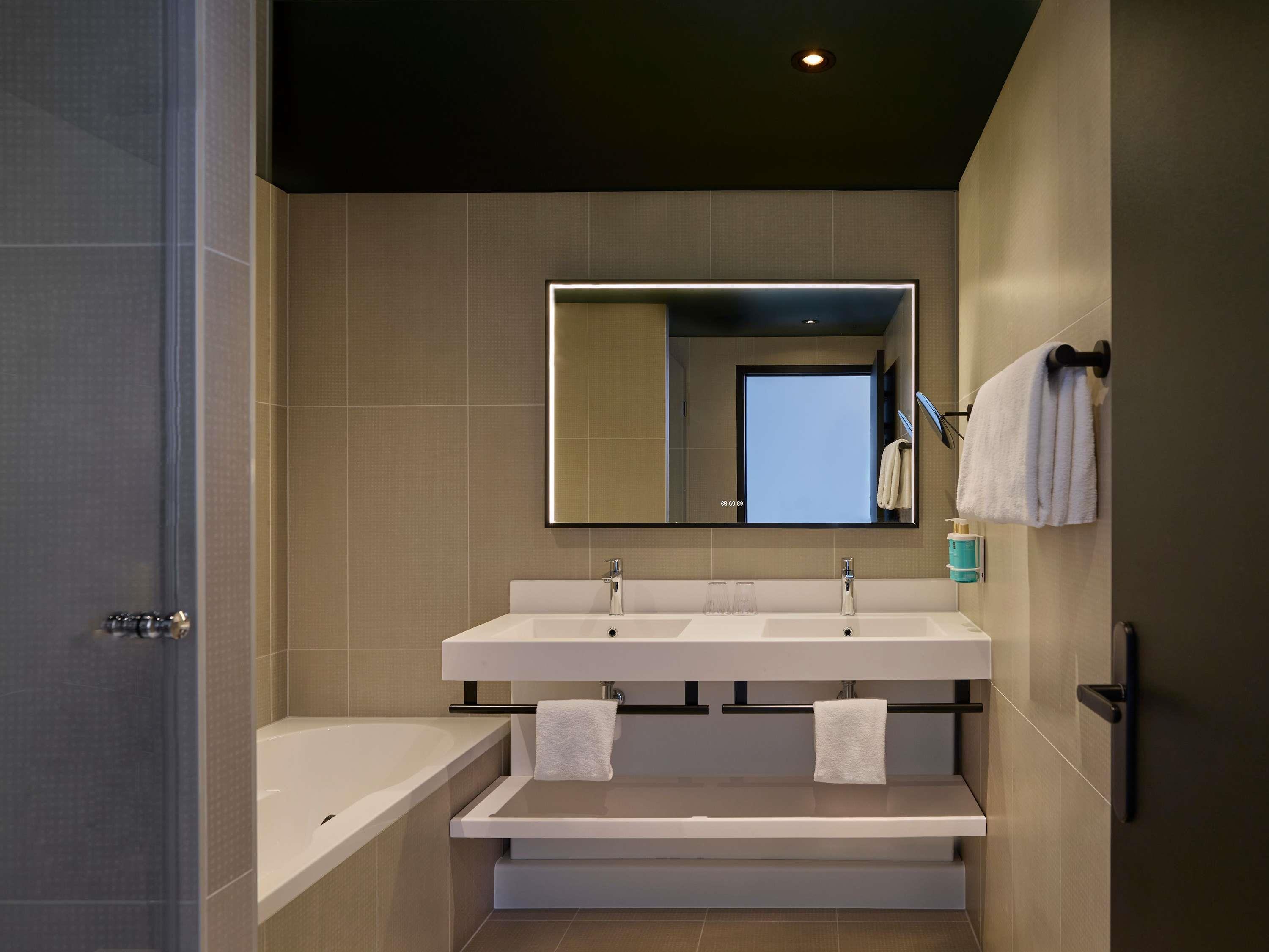 Junior Suite Queen Size Bed