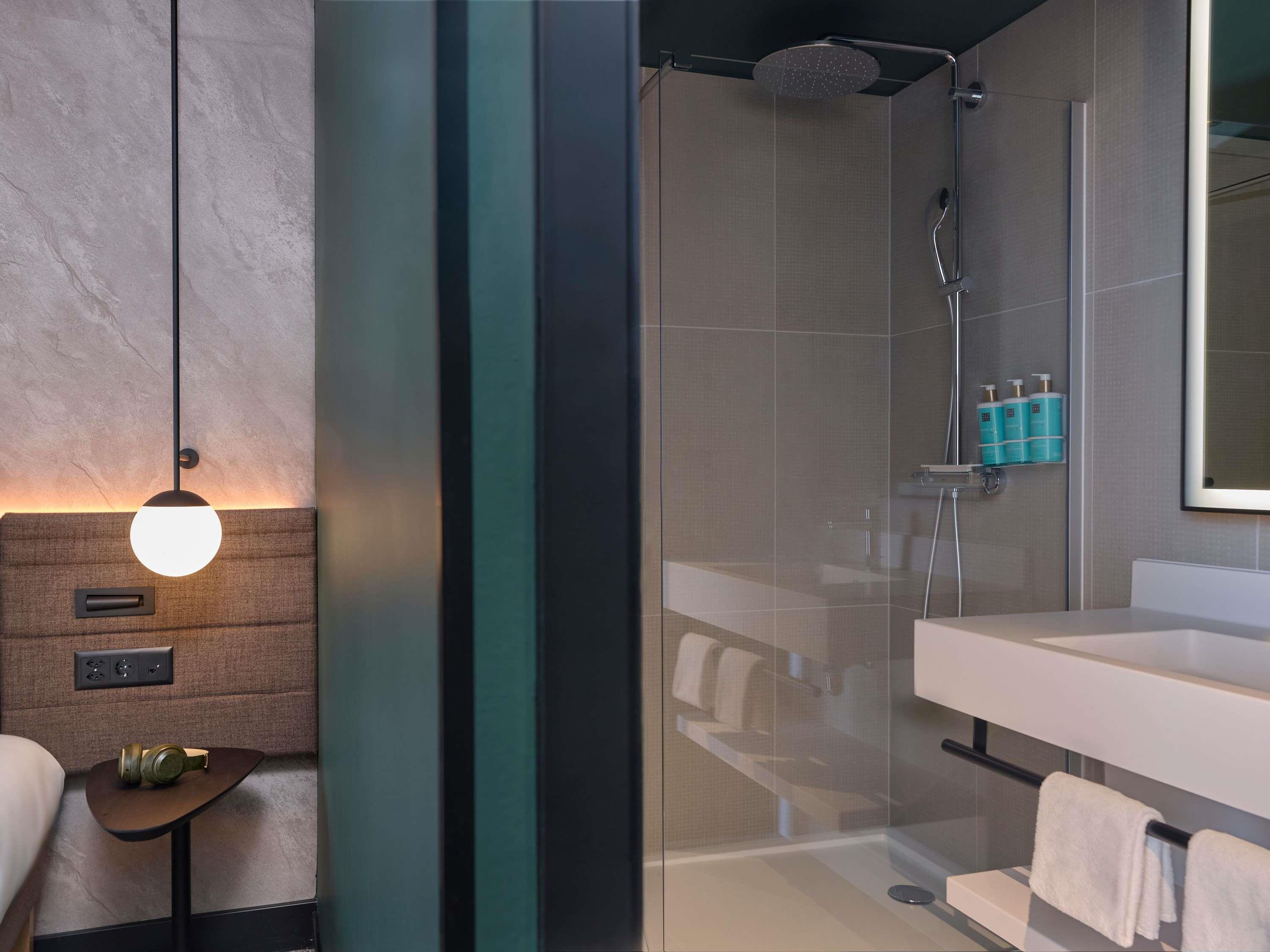 Double Executive Queen Bed