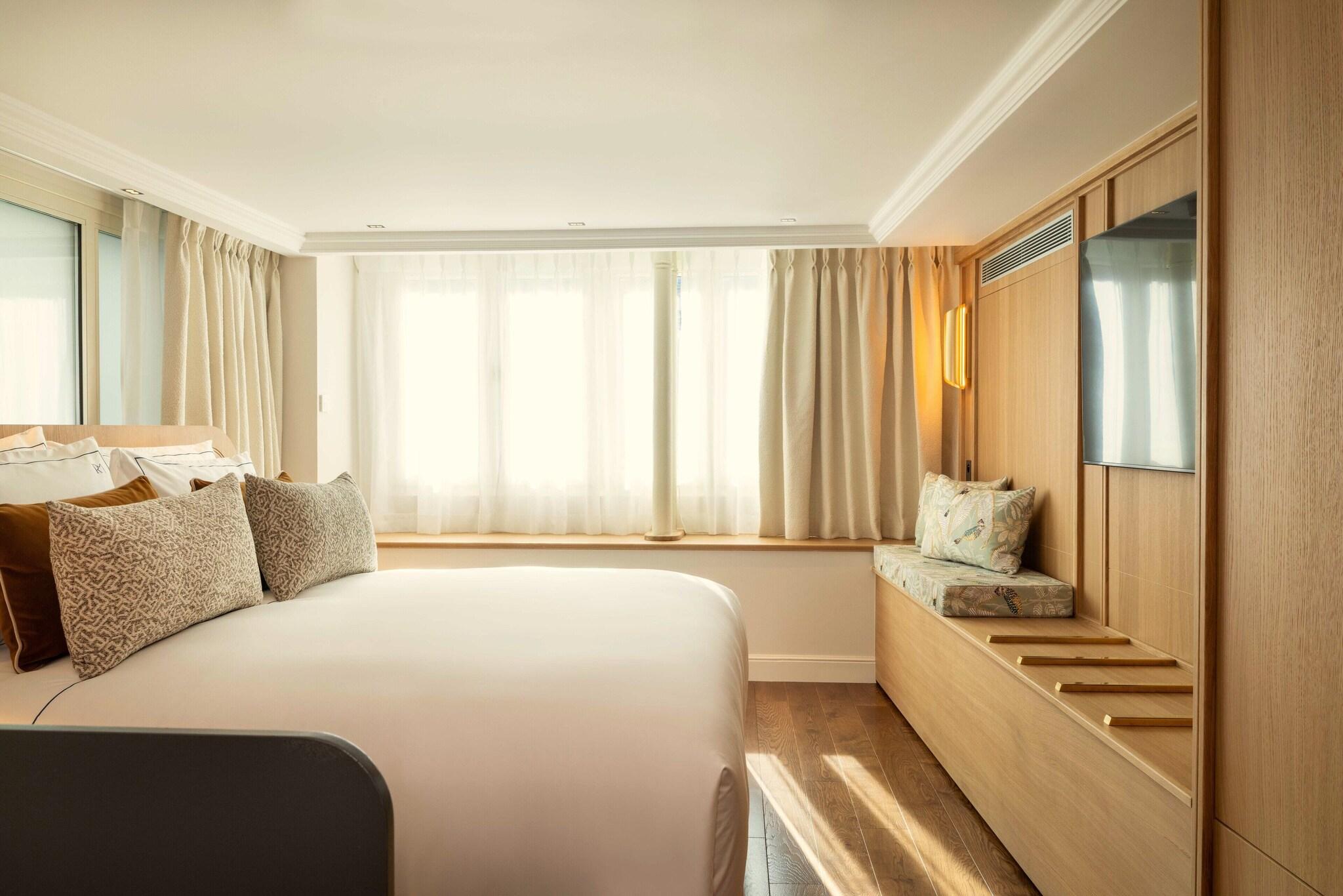 Suite Queen Size Bed