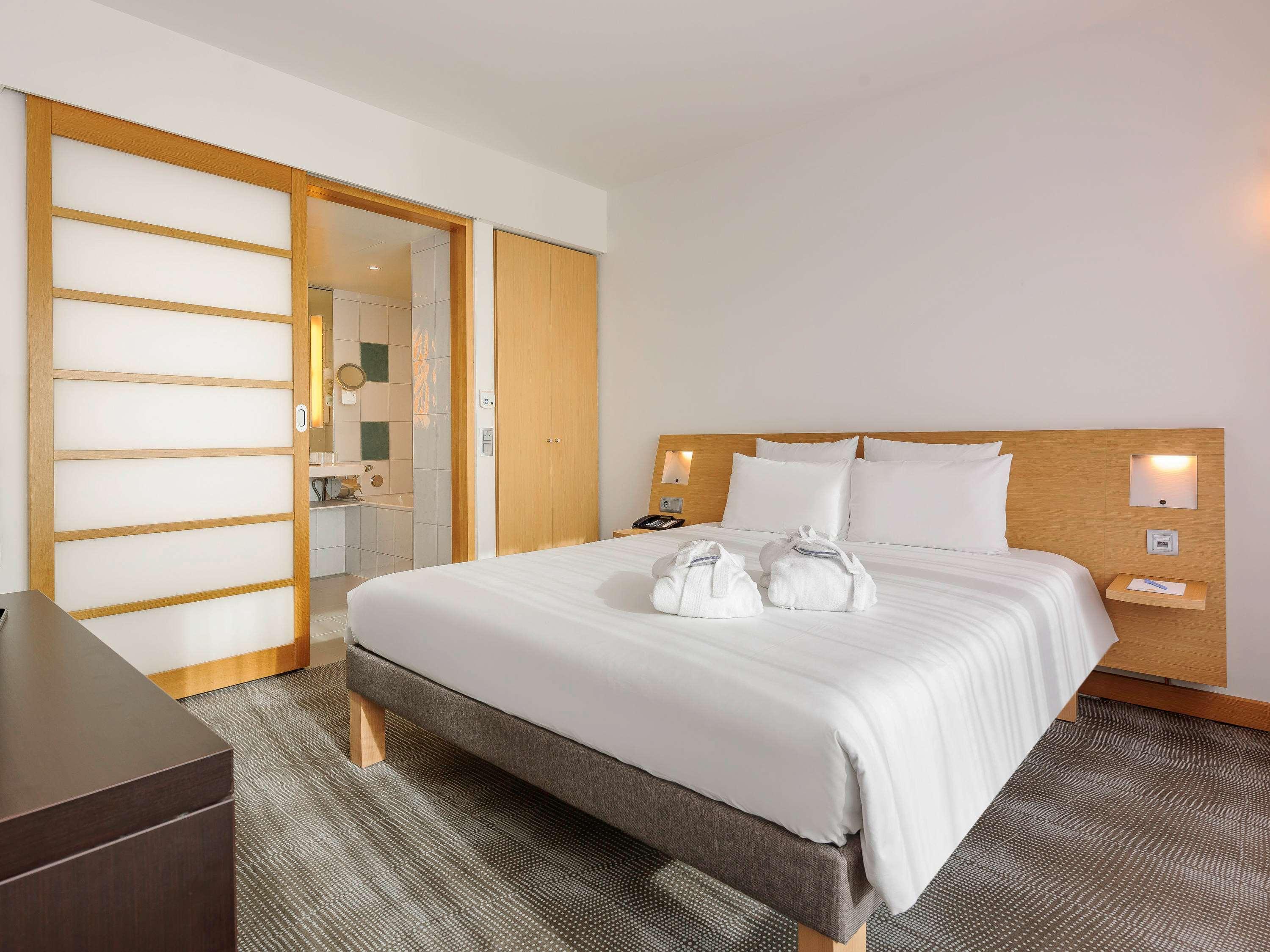 Junior Suite Queen Size Bed