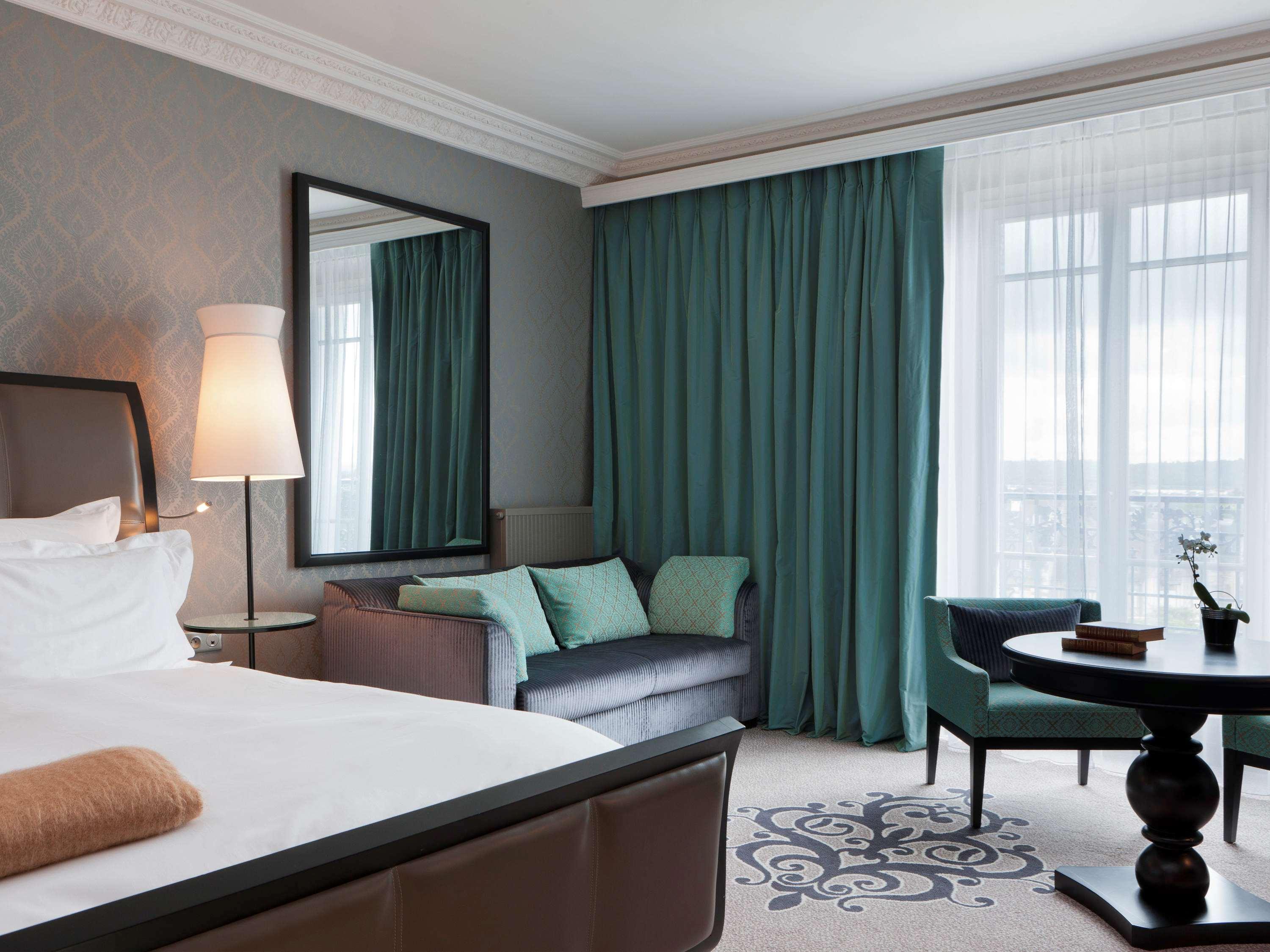 Family Room Garden View King Bed