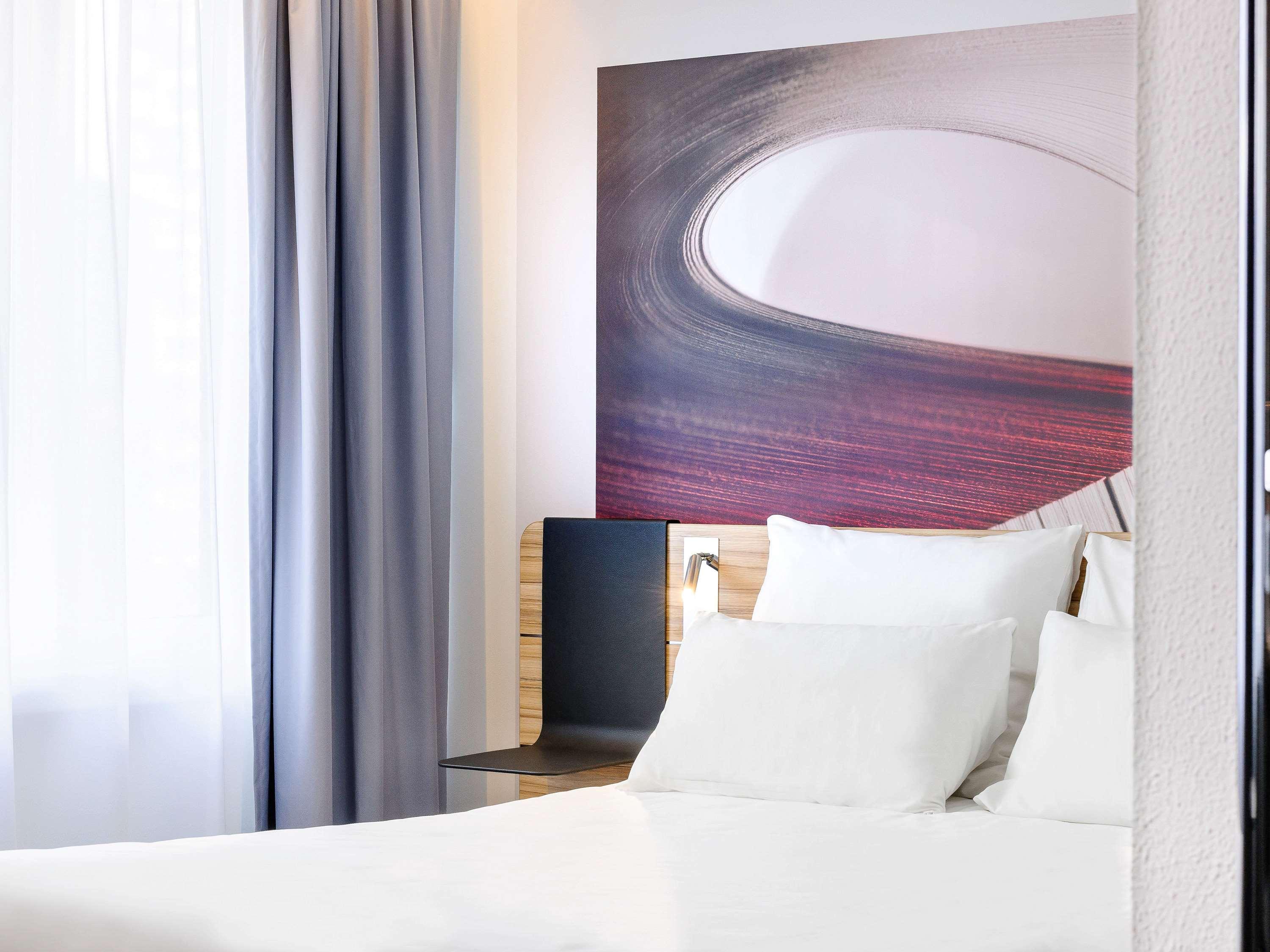 Double Executive Queen Bed