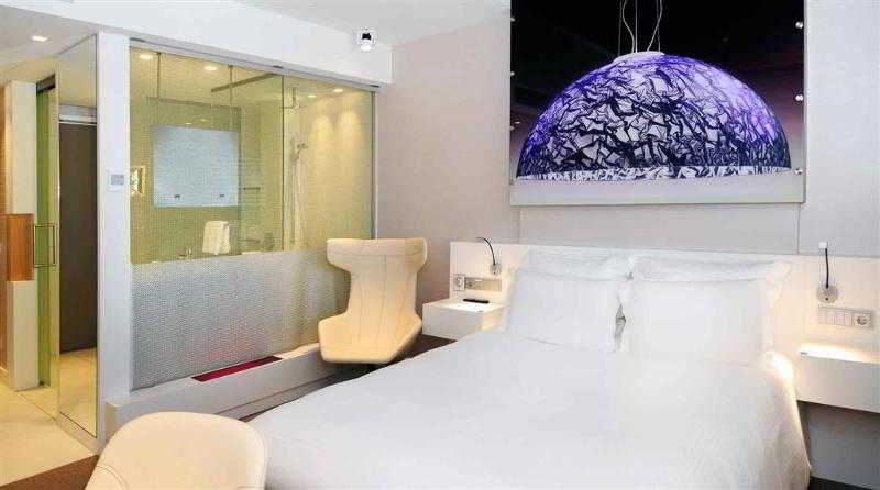 Double Deluxe Queen Bed