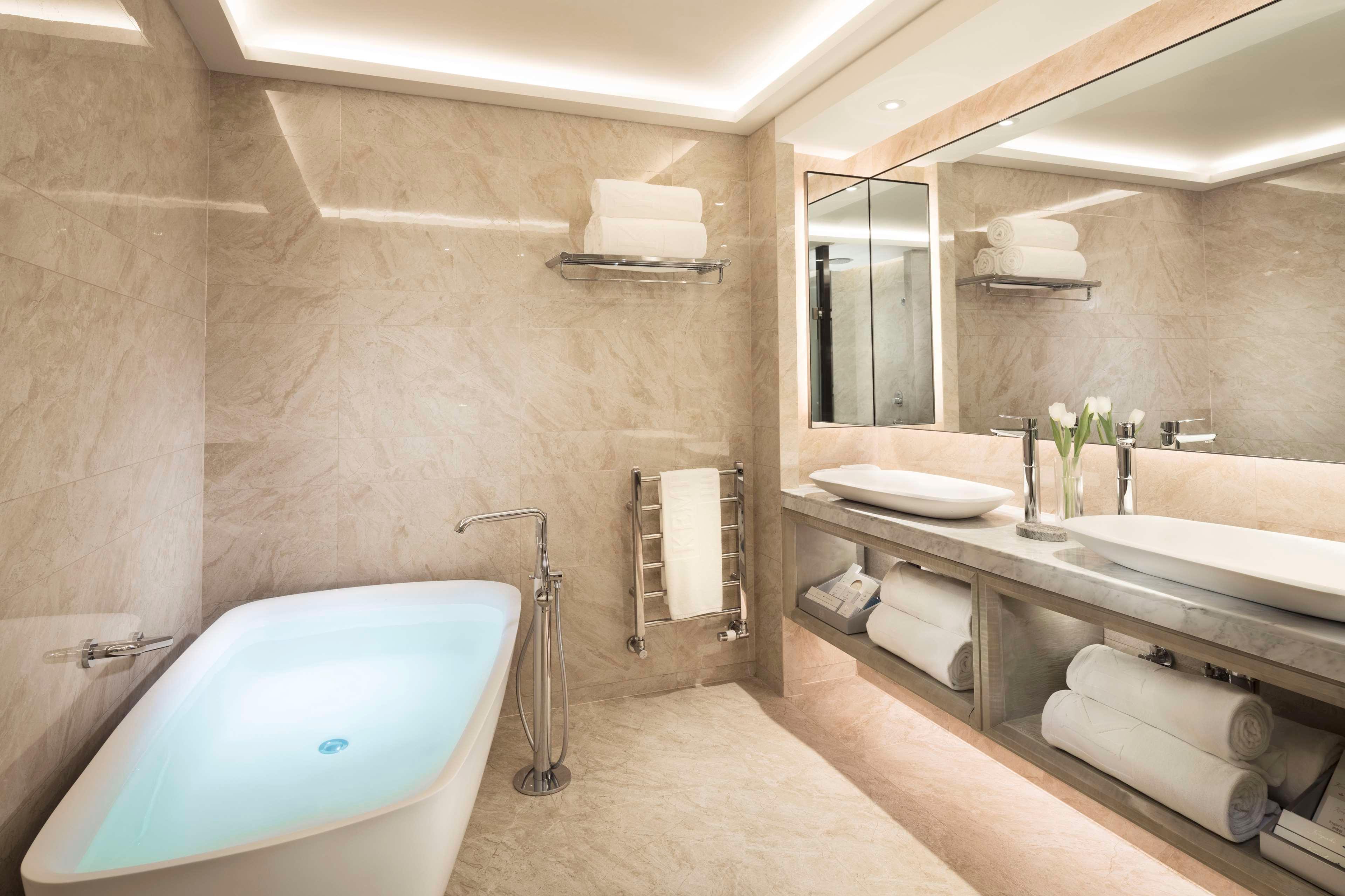 Suite King Size Bed