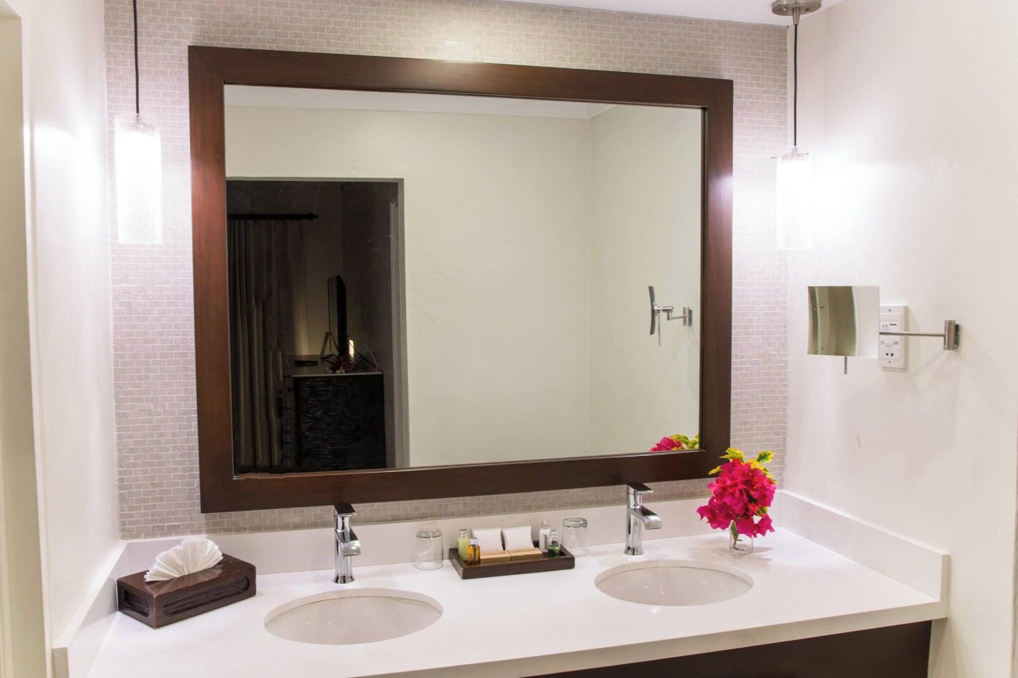 Suite Ocean View King Bed