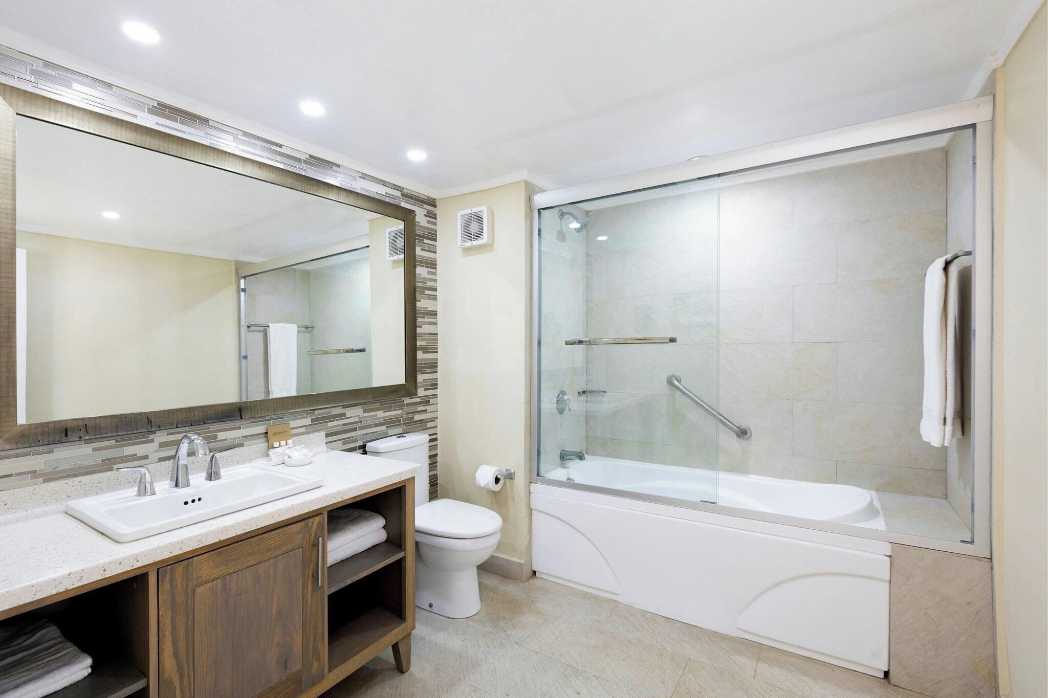 Junior Suite Ocean View Queen Bed