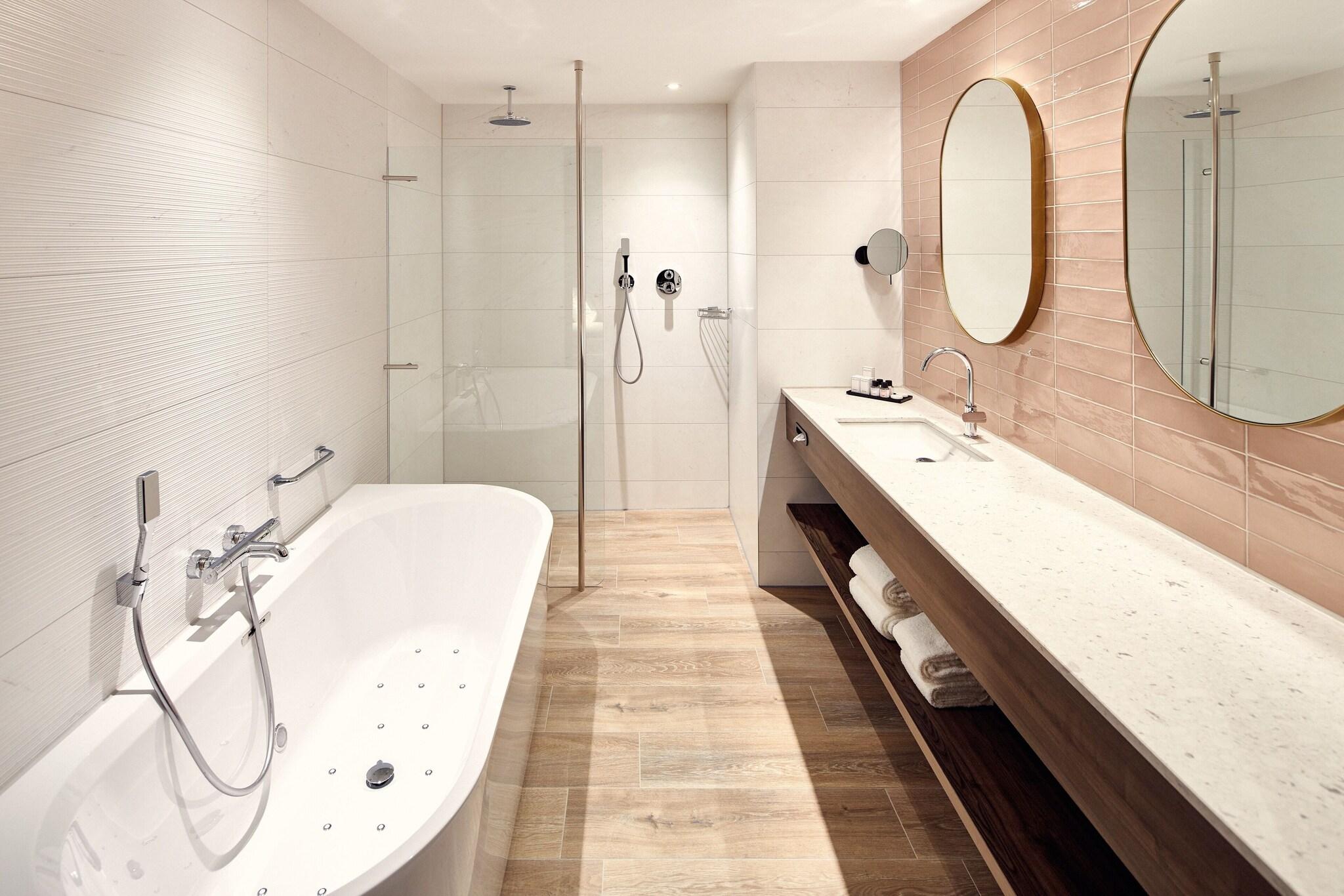 Double Deluxe Queen Bed