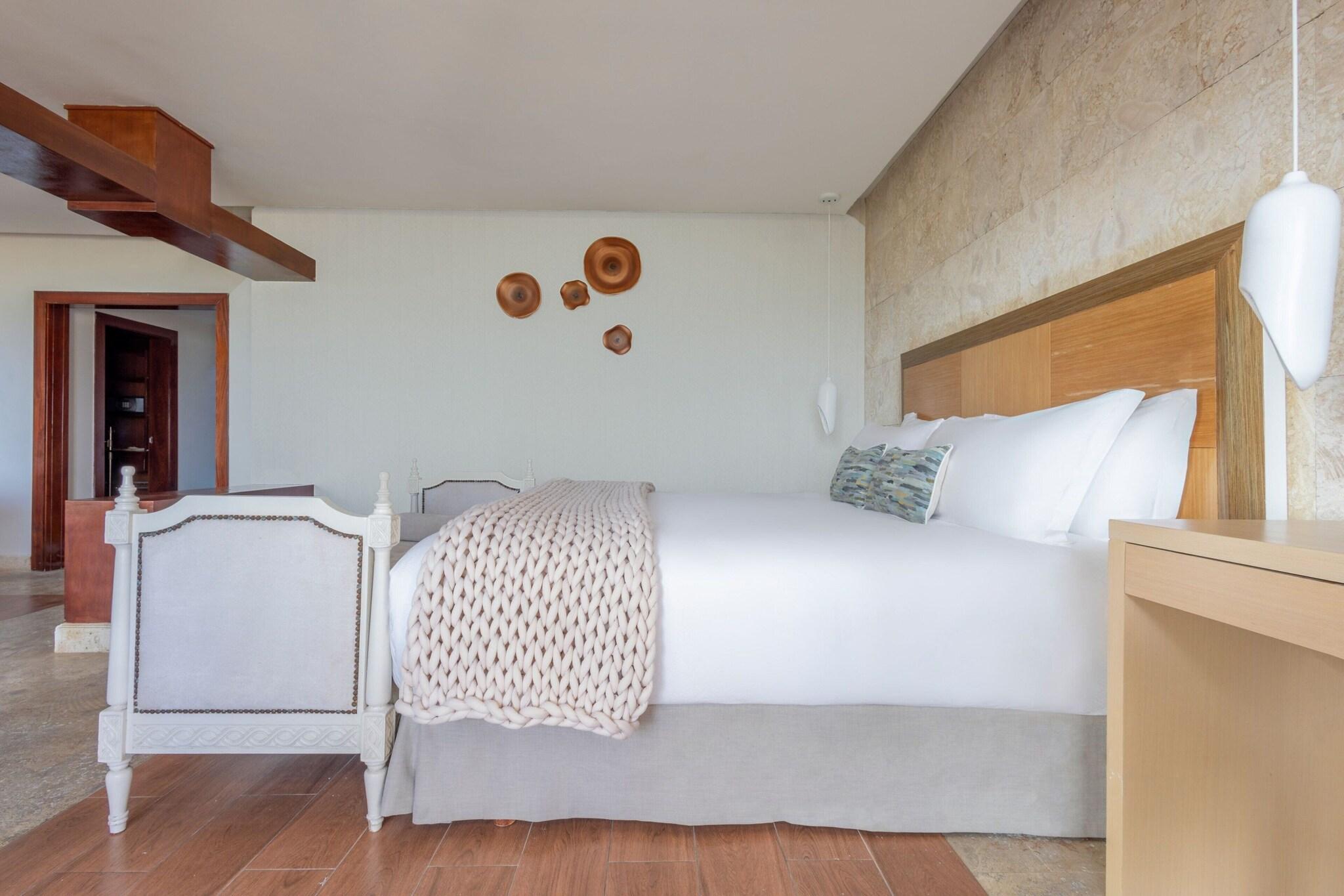 Junior Suite Ocean View King Bed