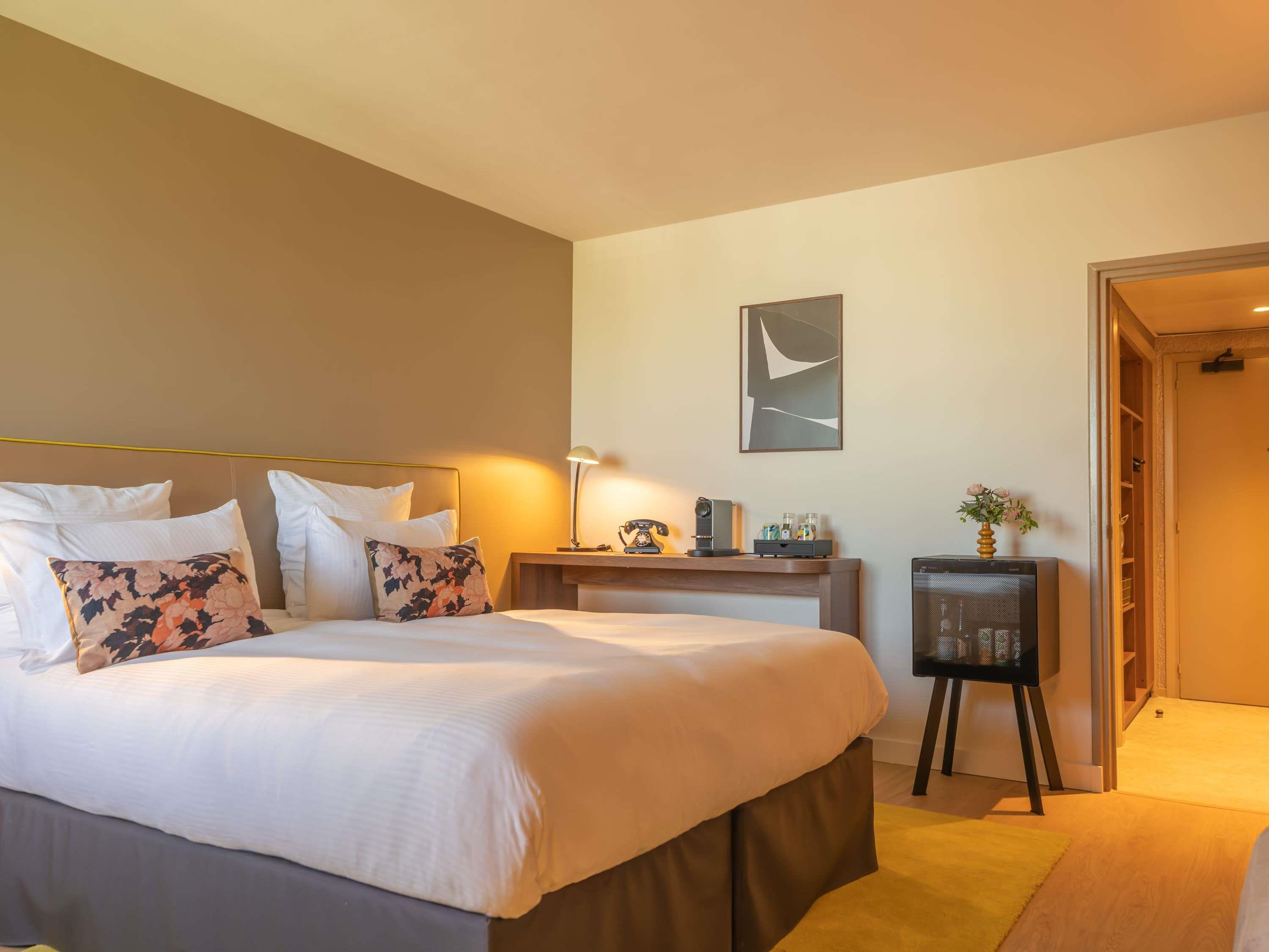 Double Deluxe Queen Bed