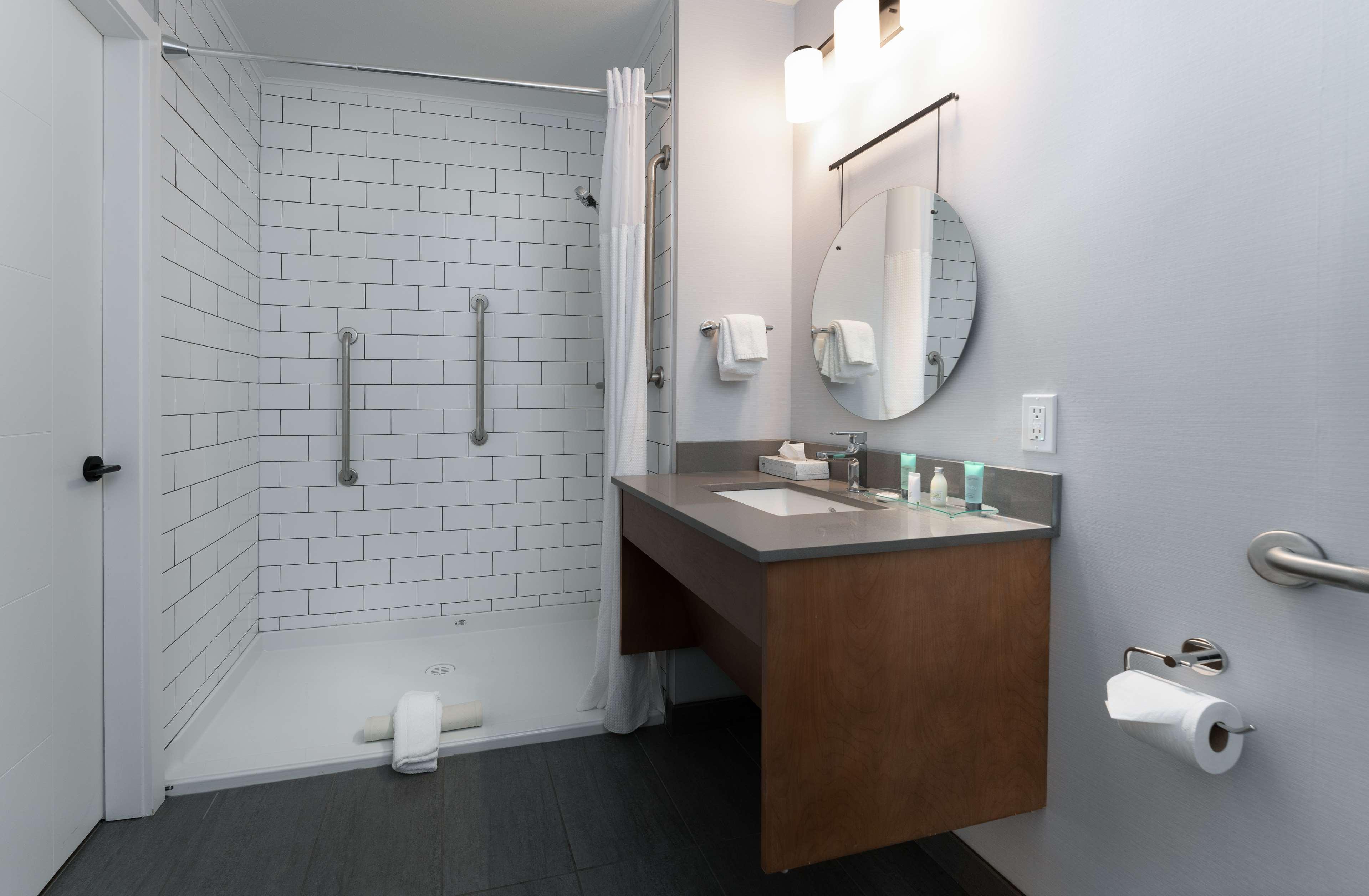 Room Accessible-queen Size Bed