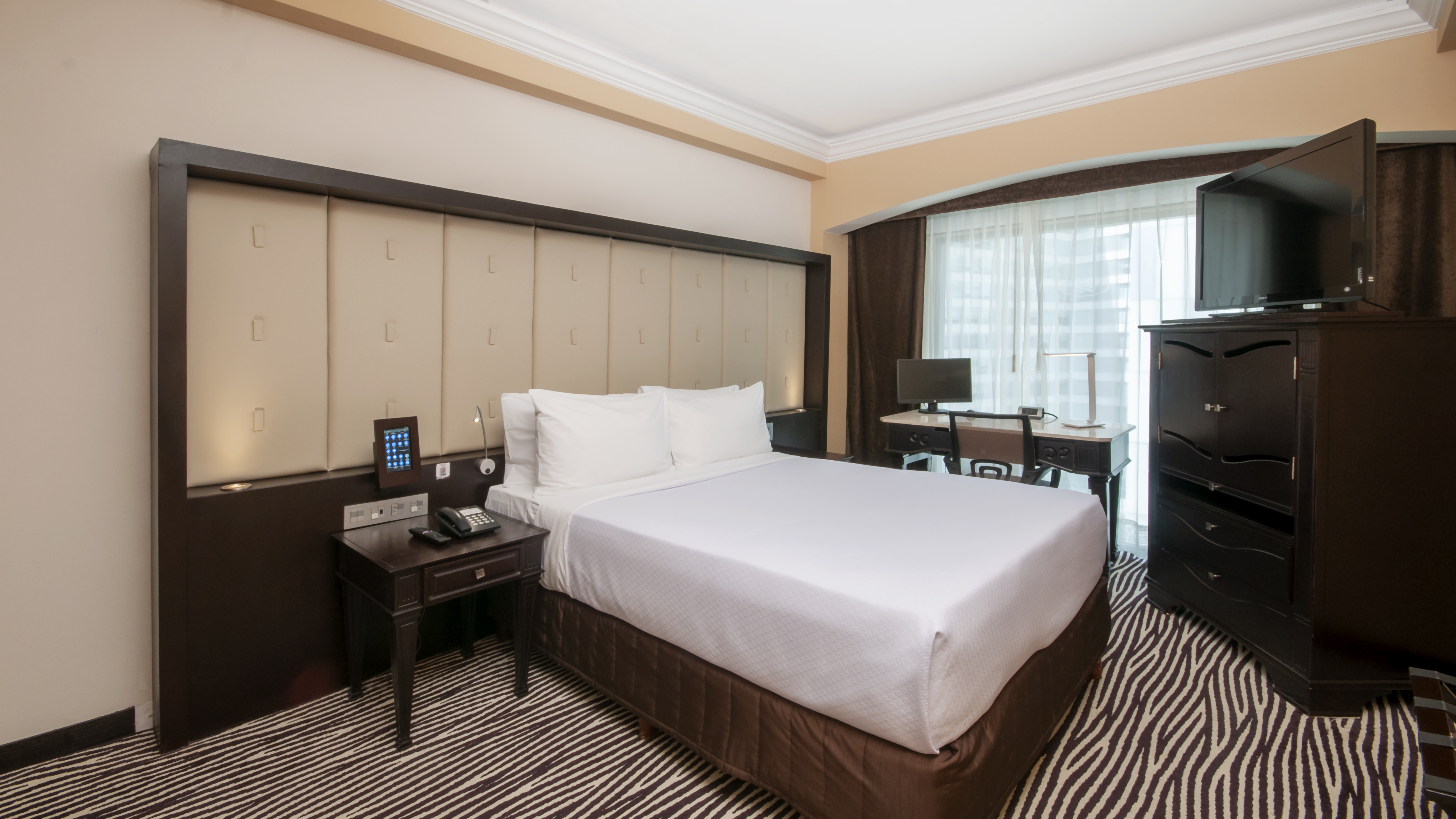 Double Executive Queen Bed