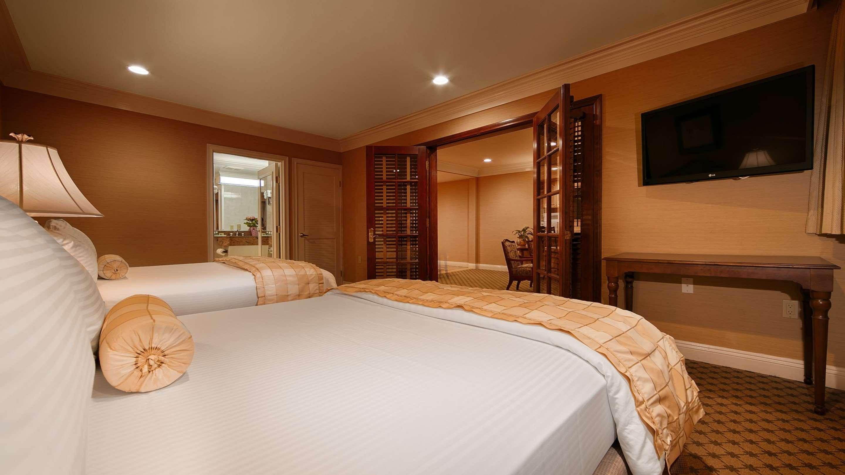 Suite Two Queen Beds Non Smoking