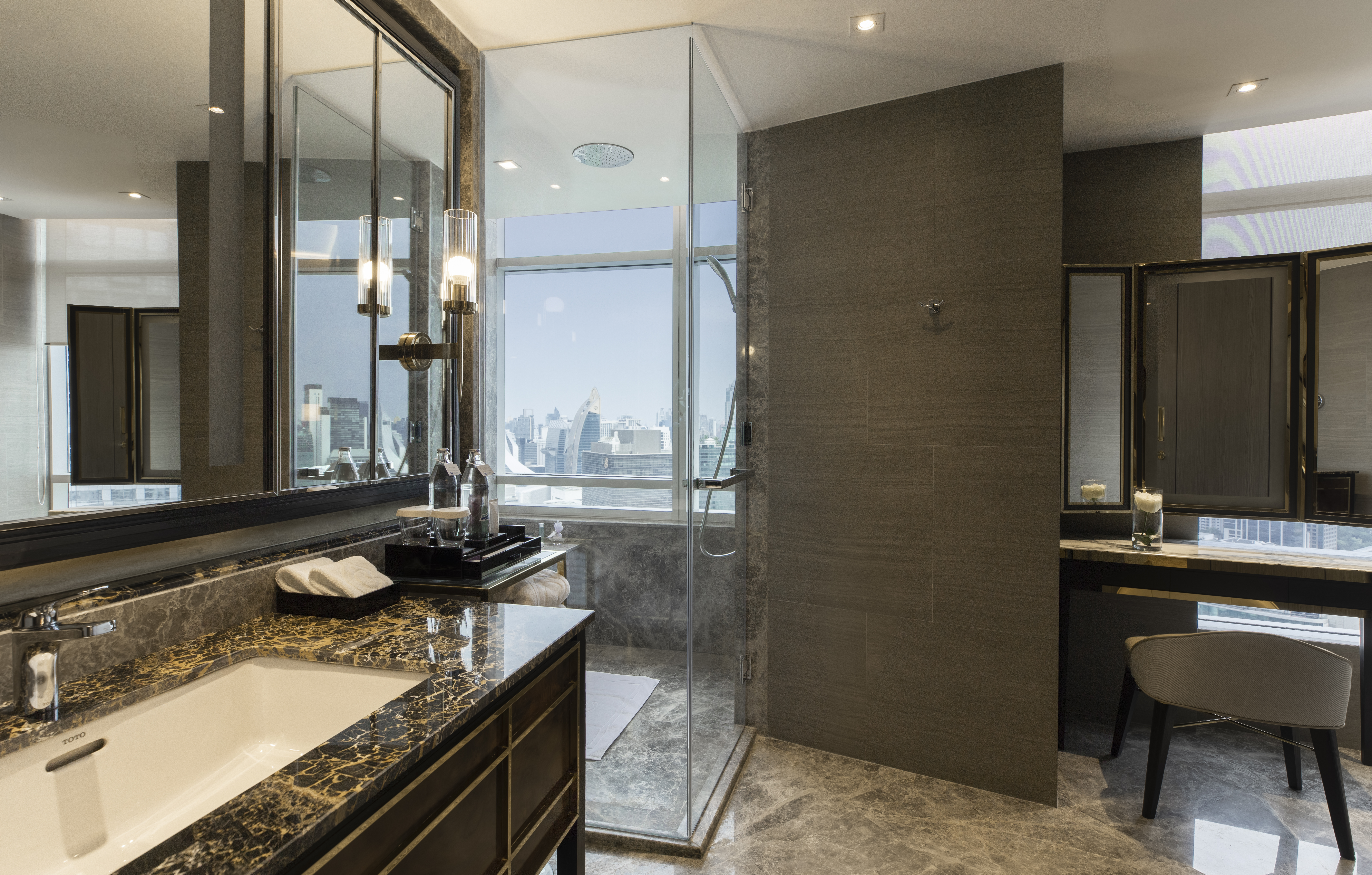 Suite Club City View