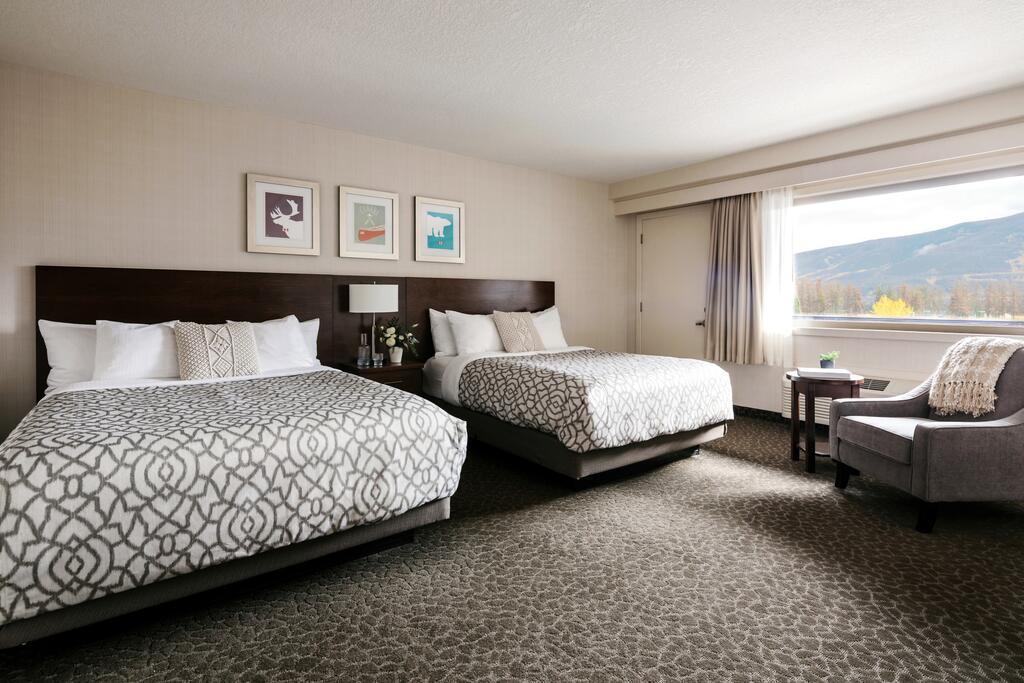 Studio Two Queen Beds