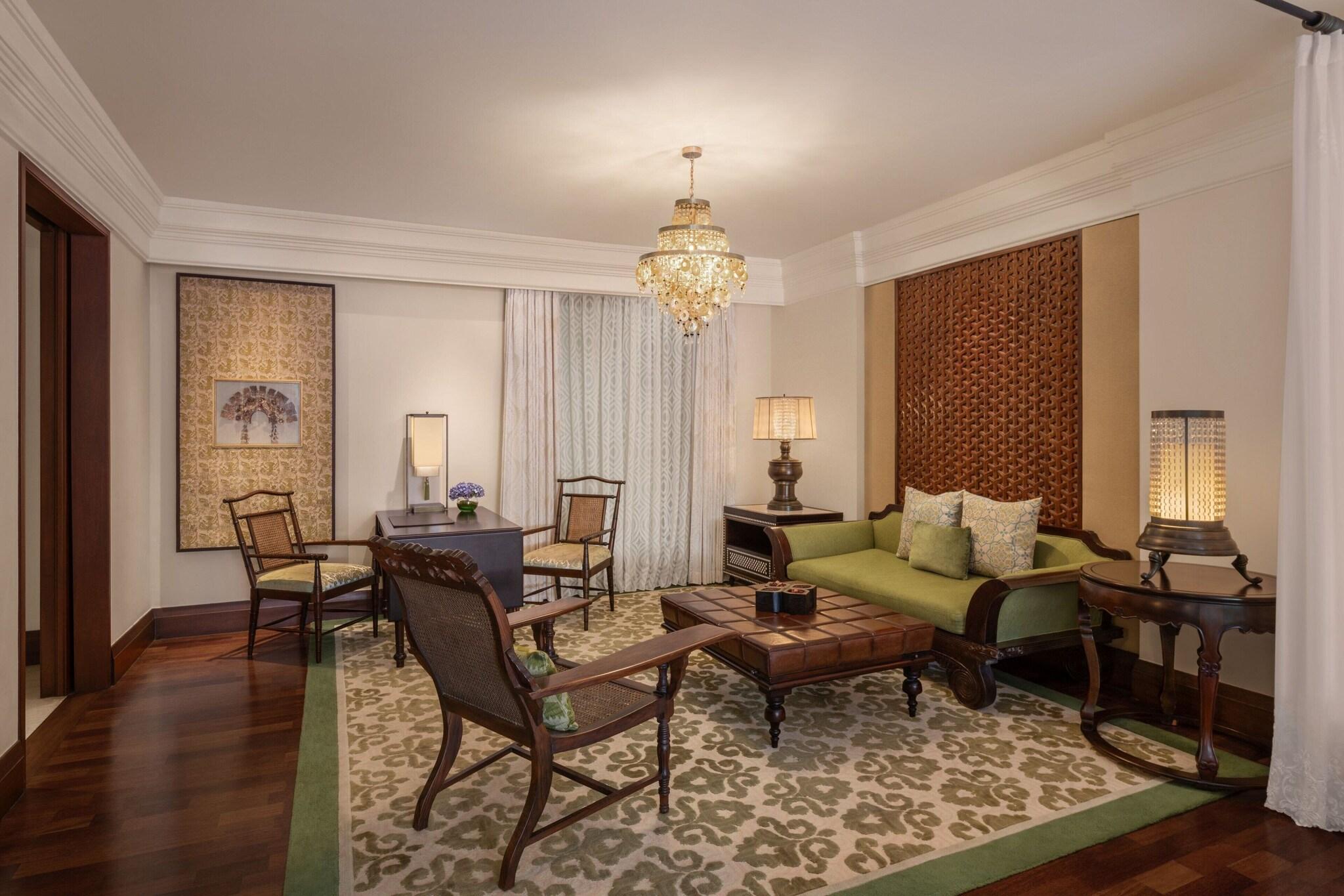 Suite Pool View King Bed