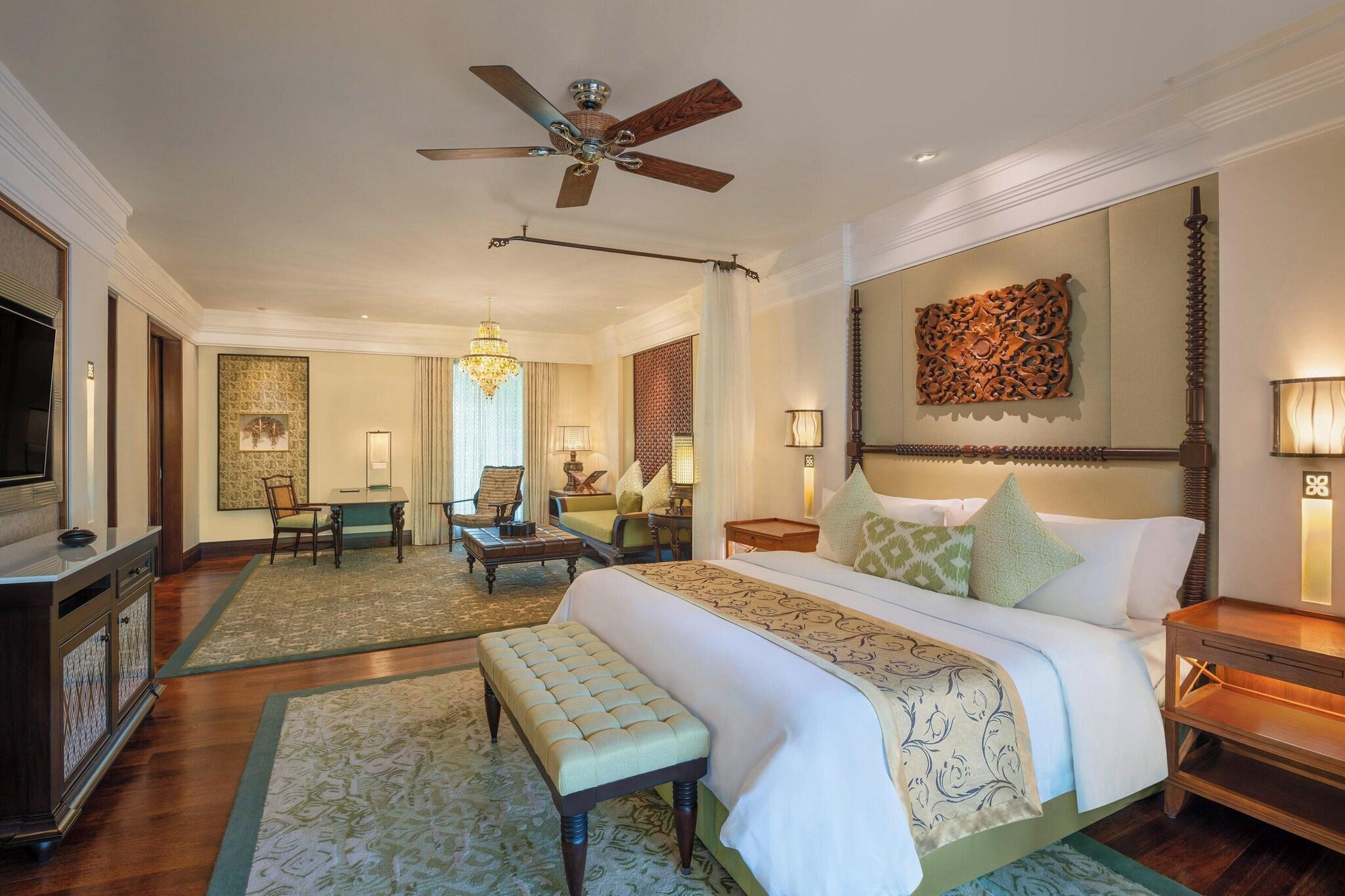 Suite Pool View King Bed